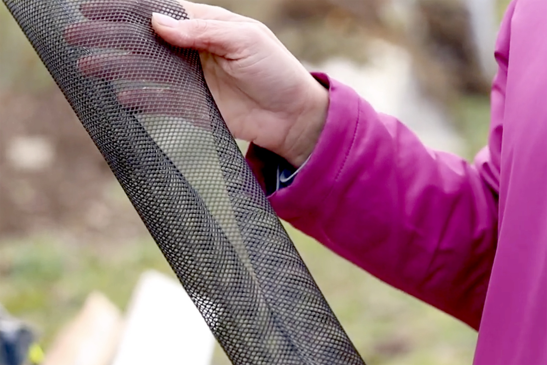 защита дерева от грызунов зимой - сетка