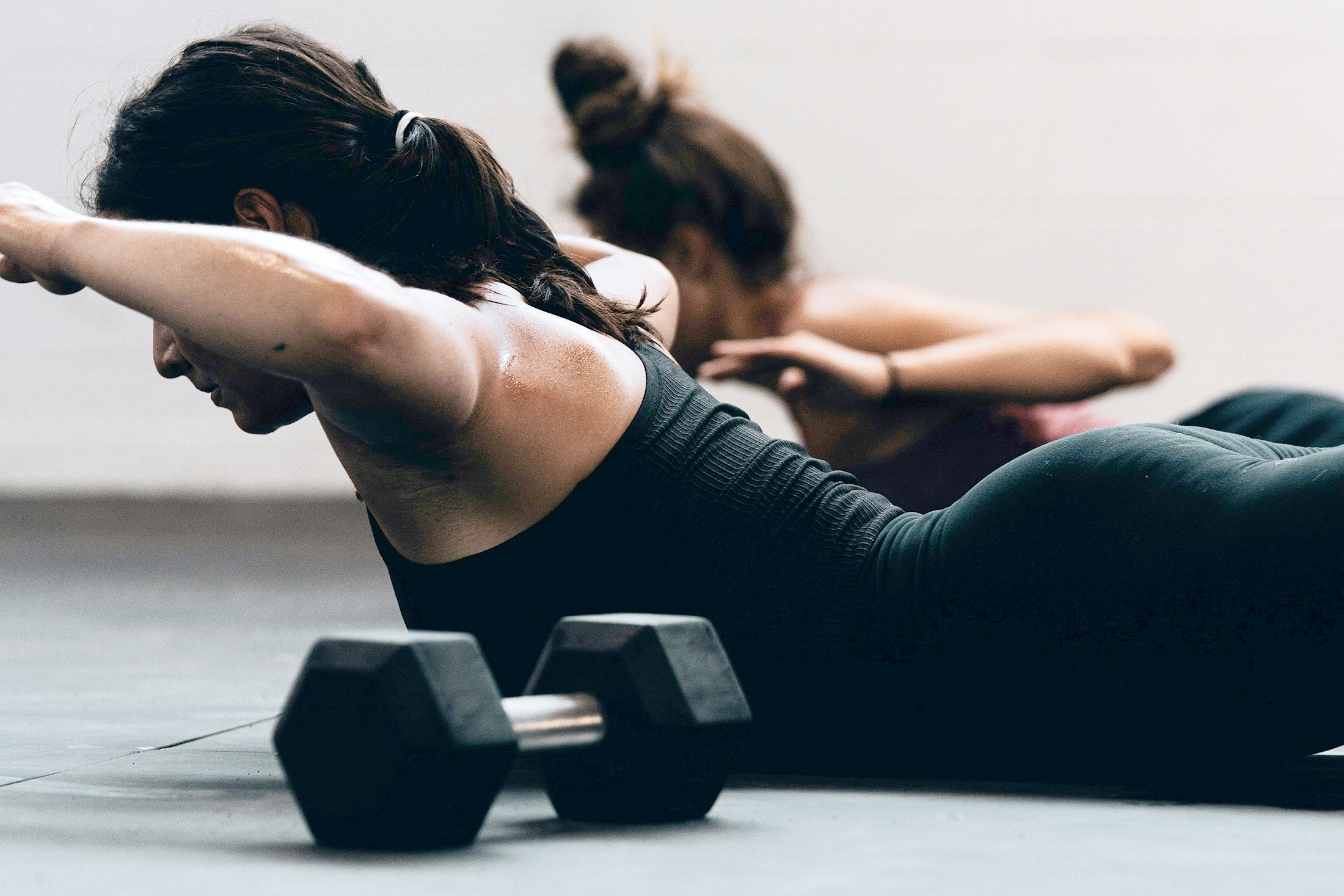 тренировка девушки пресс и руки