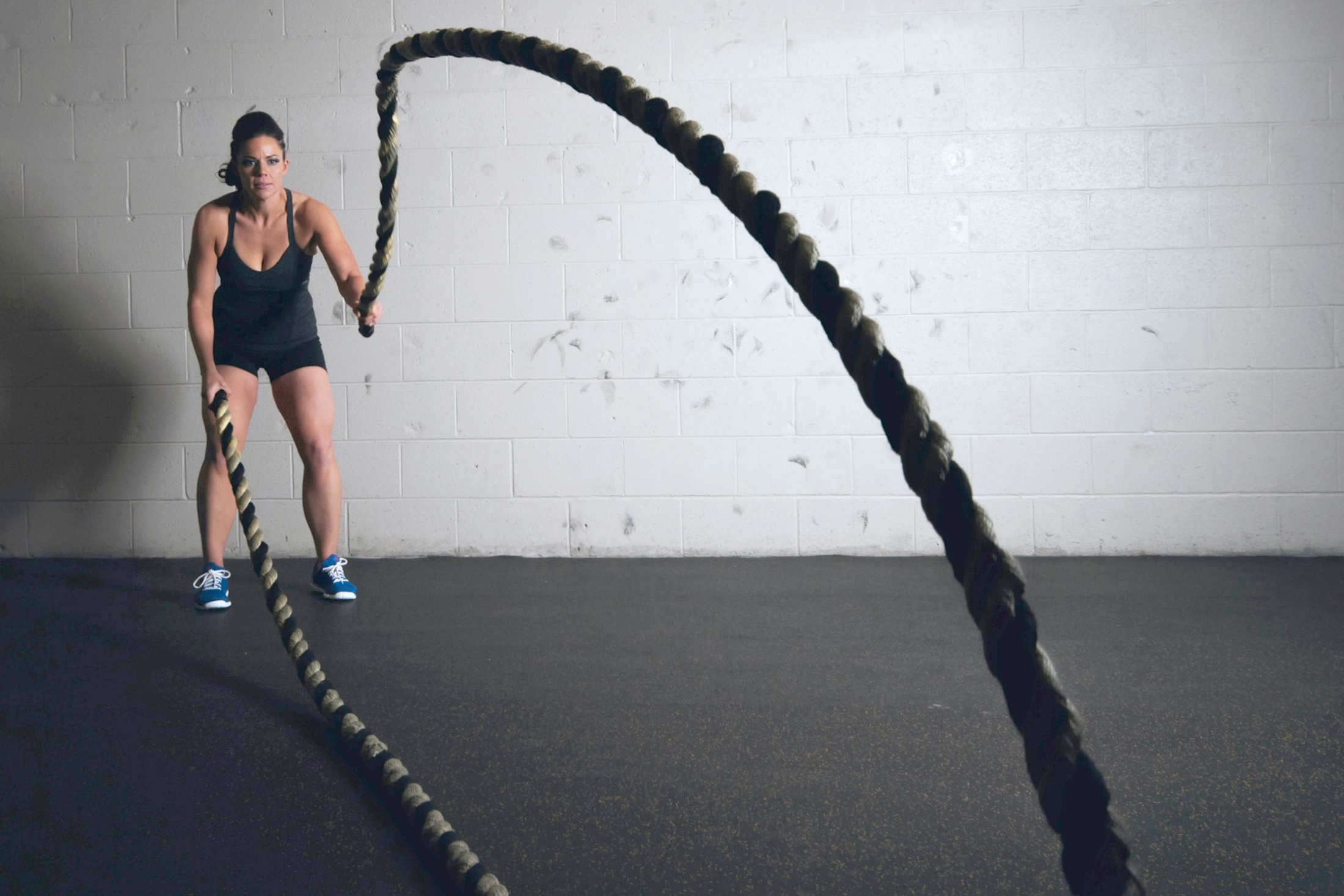 тренировка девушки пресс на руки