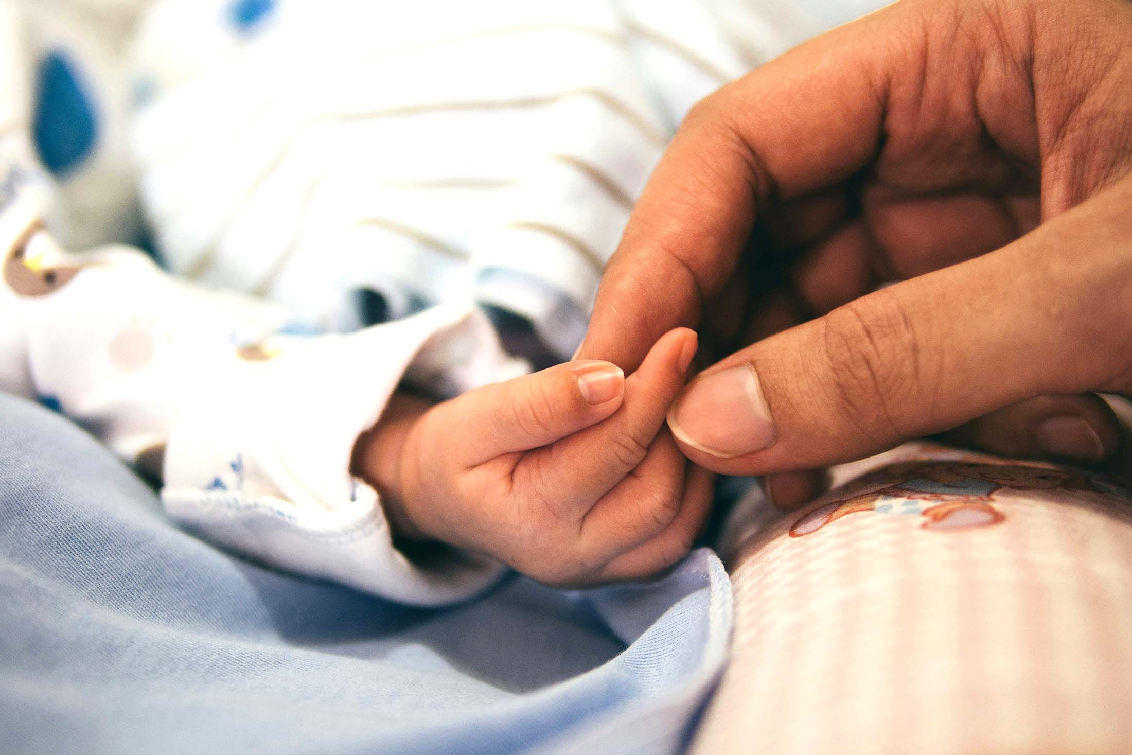 ребенка держат за руку