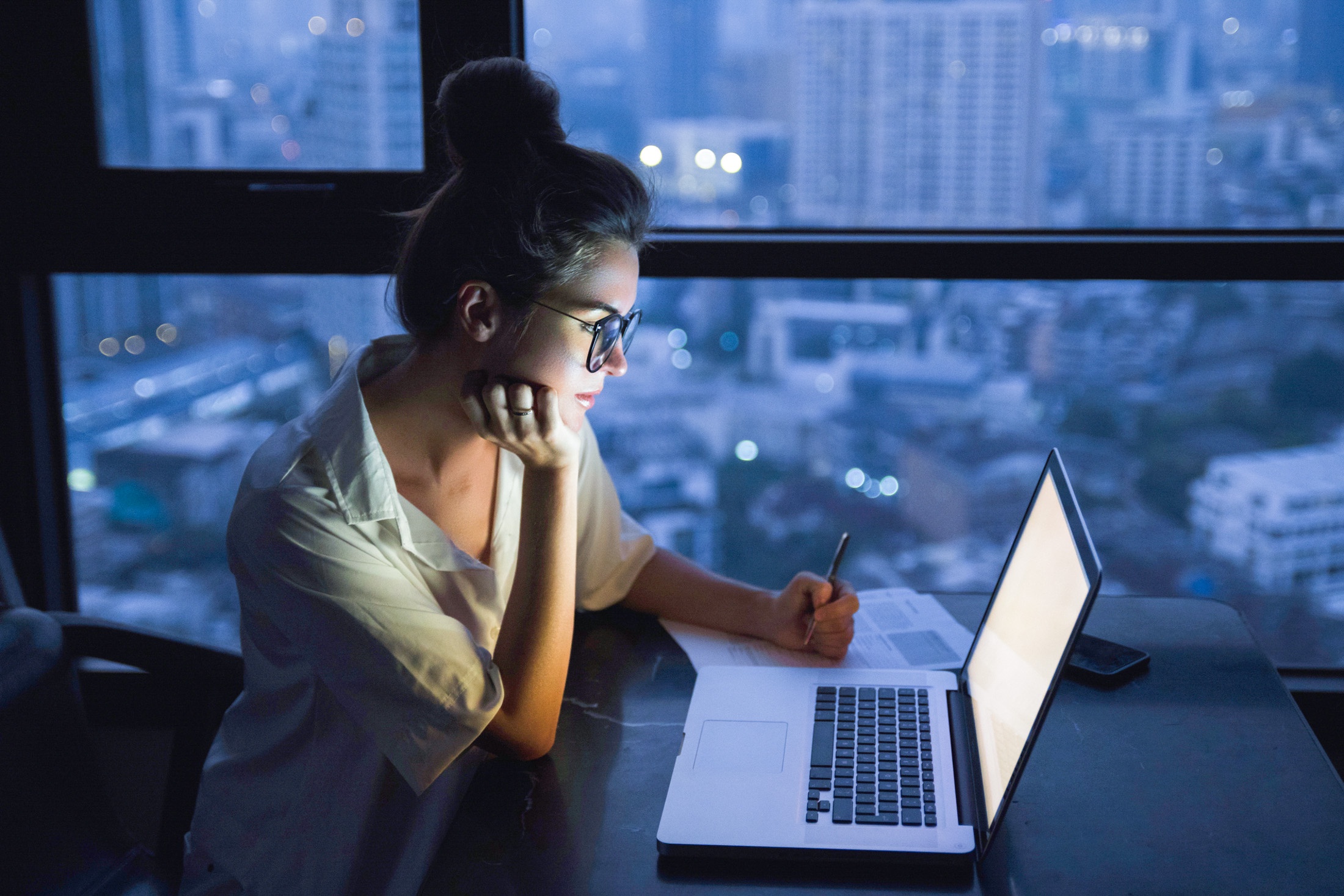 девушка за работой