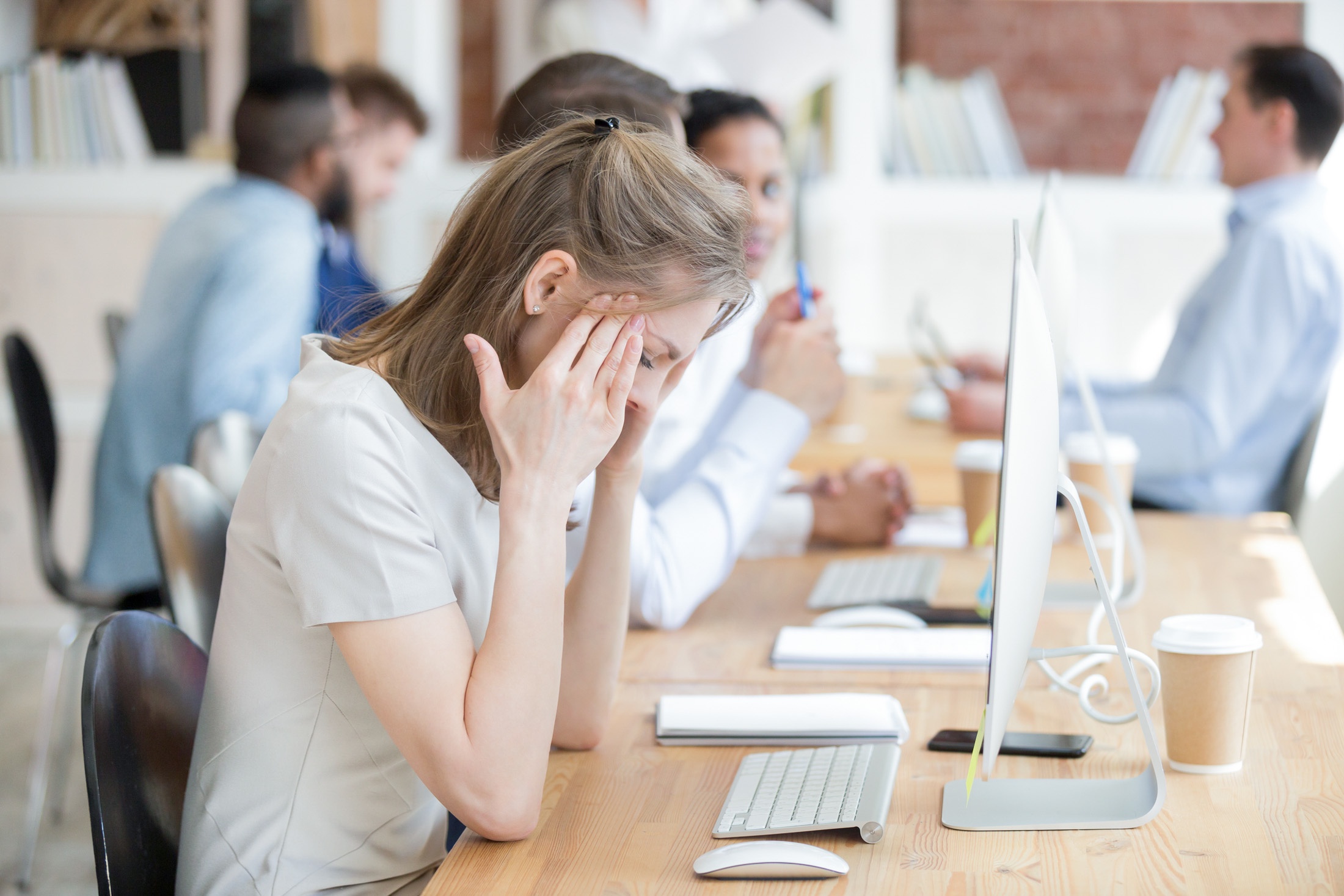 девушка за работой устала выгорание