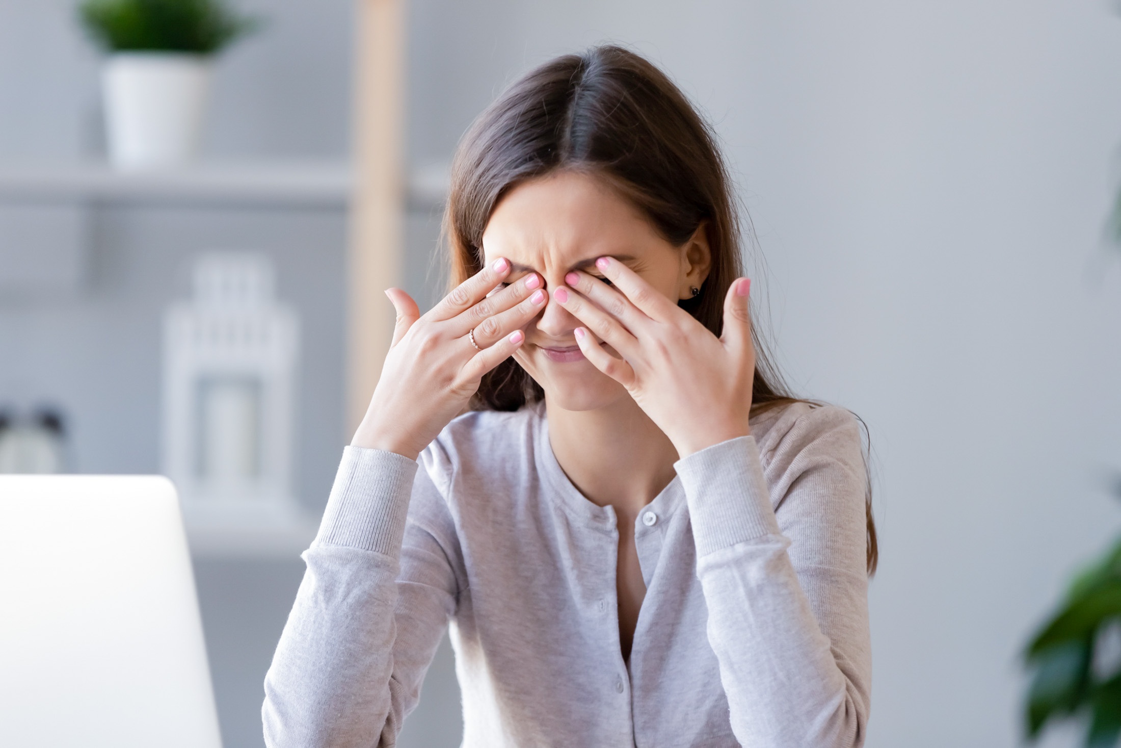 девушка трет глаза