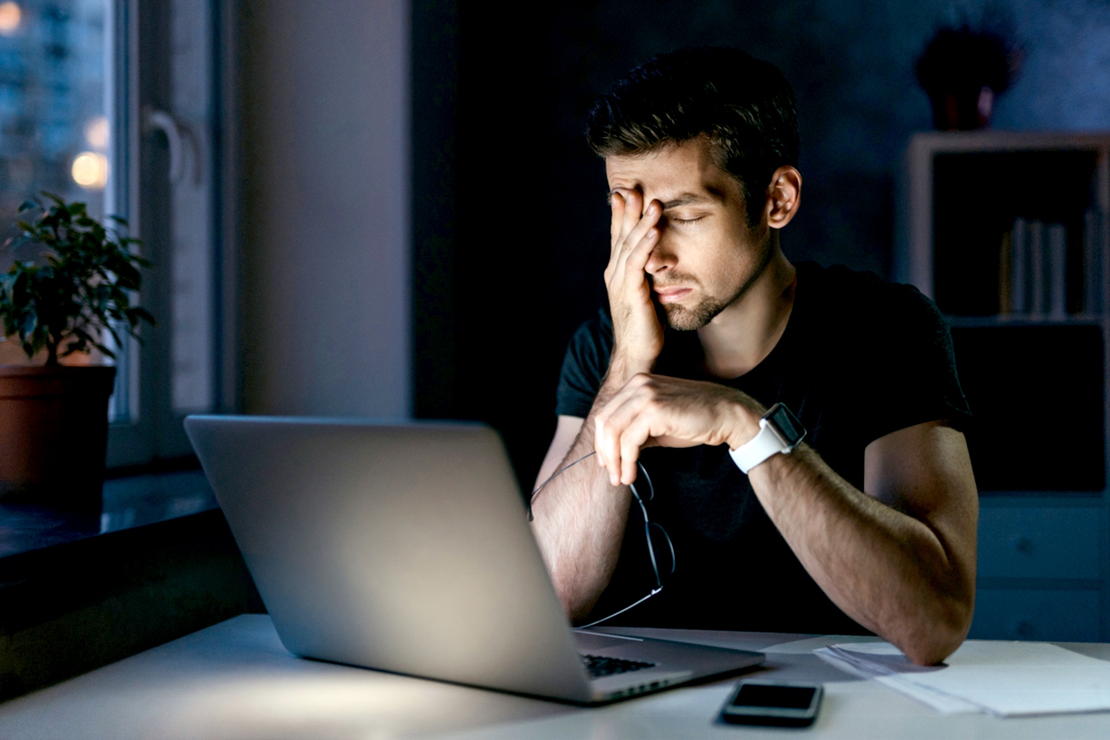 мужчина за работой ночью