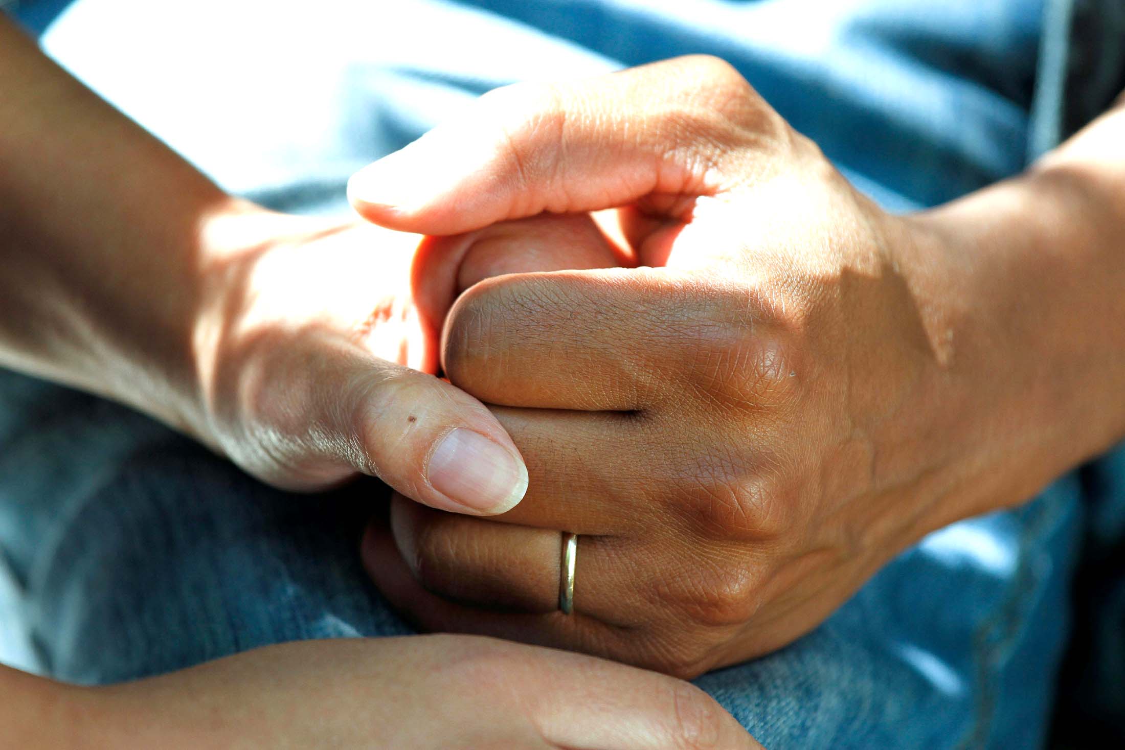 помощь держать за руку