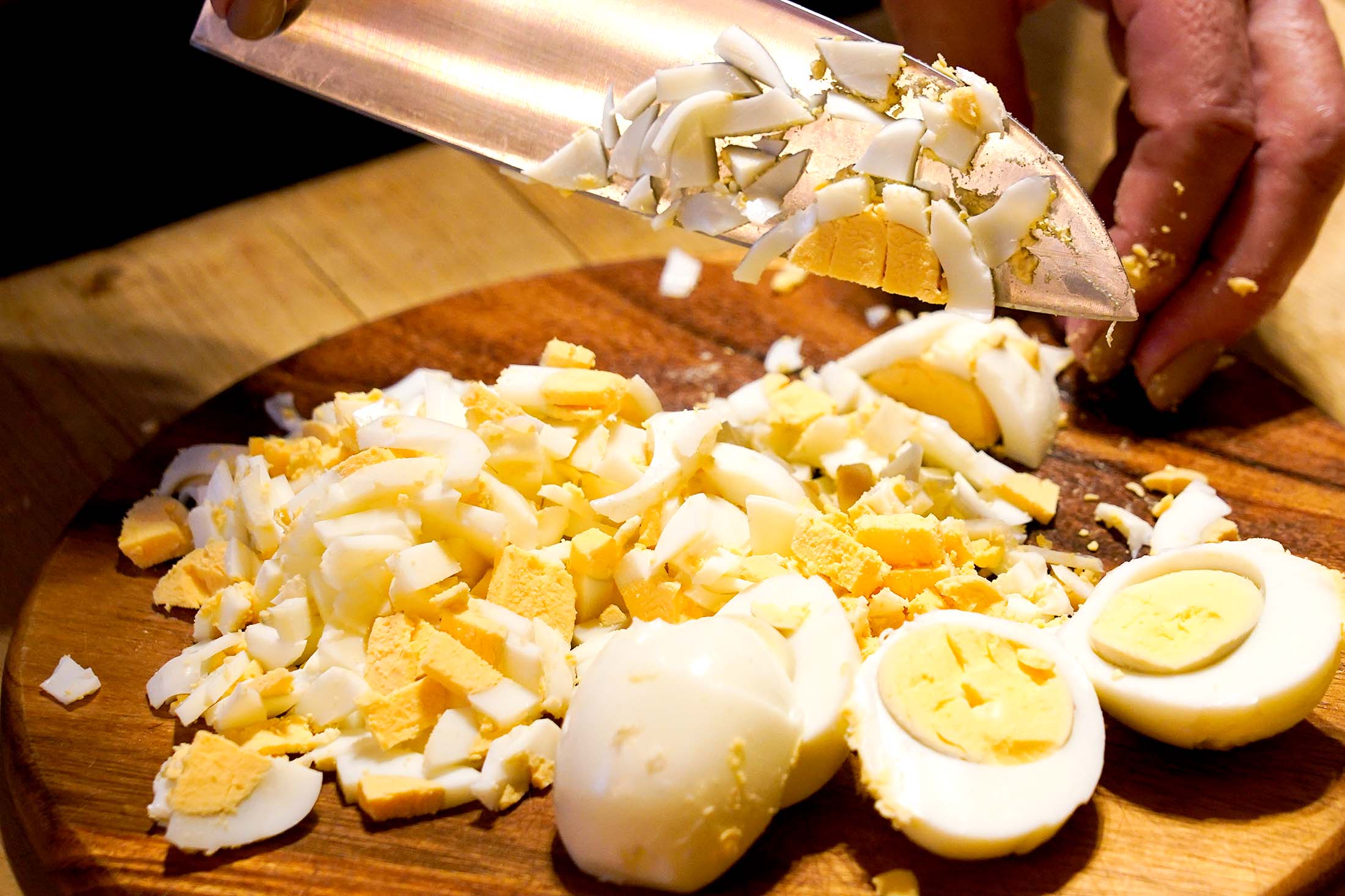 оливье салат в новый год нарезка яиц