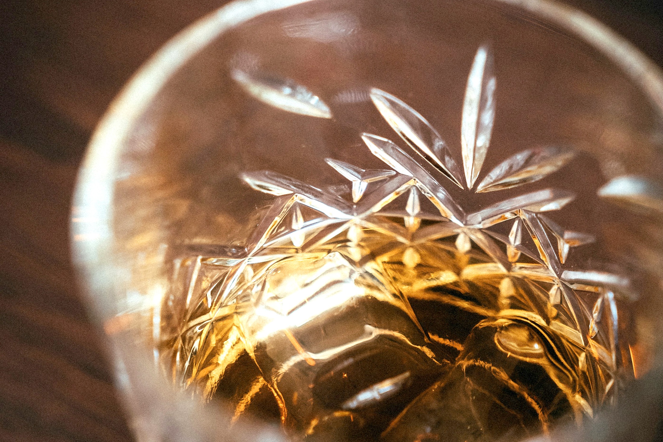 в стакане виски новый год 