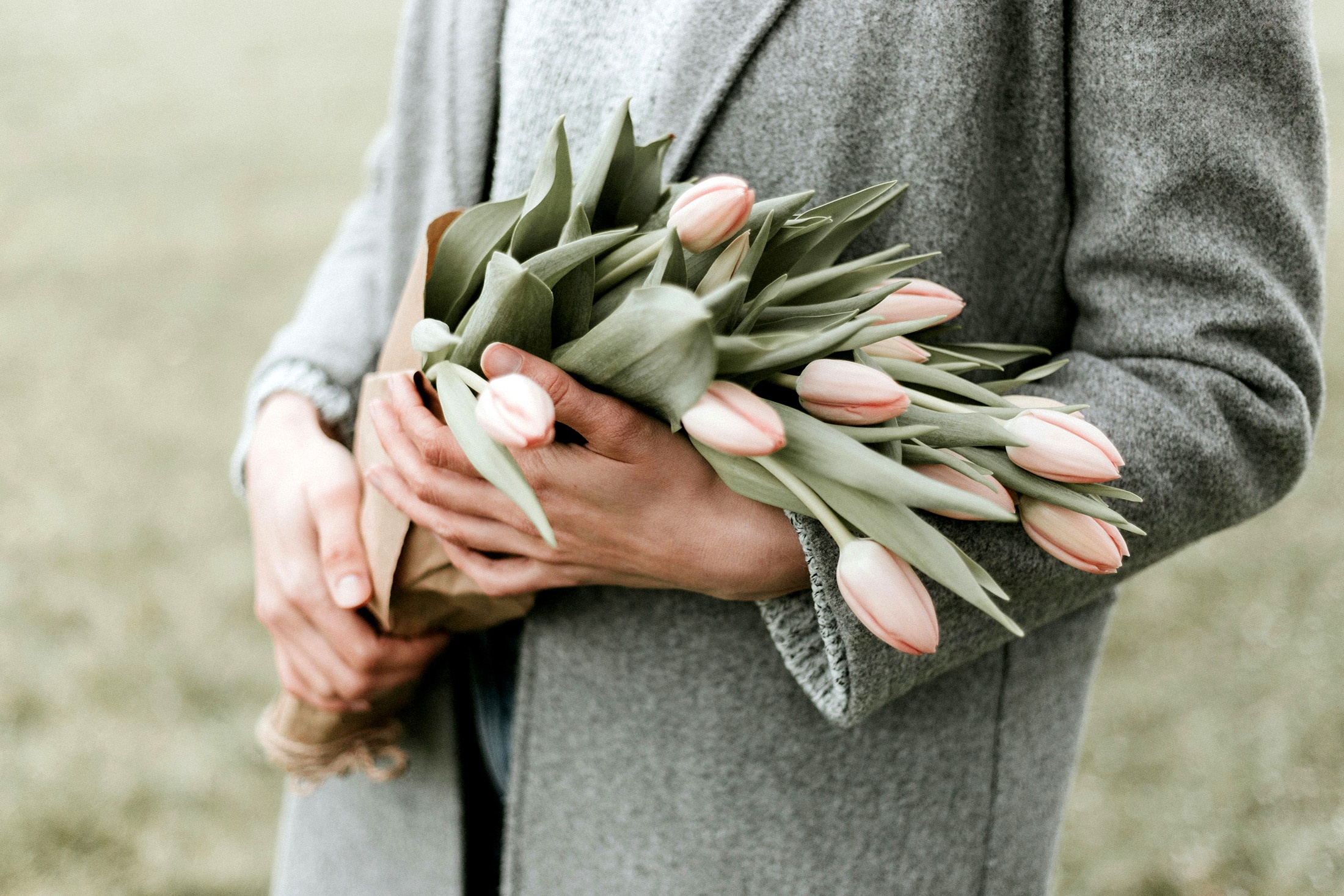 цветы букет в руках