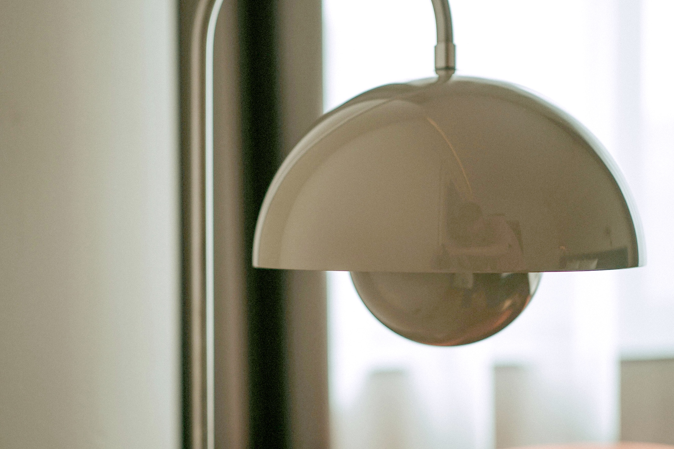 торшер в гостиной днем