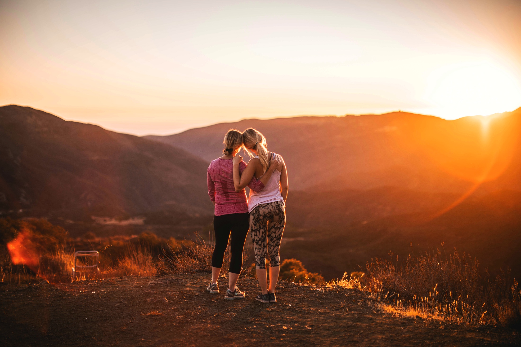 вид мама и ребенок