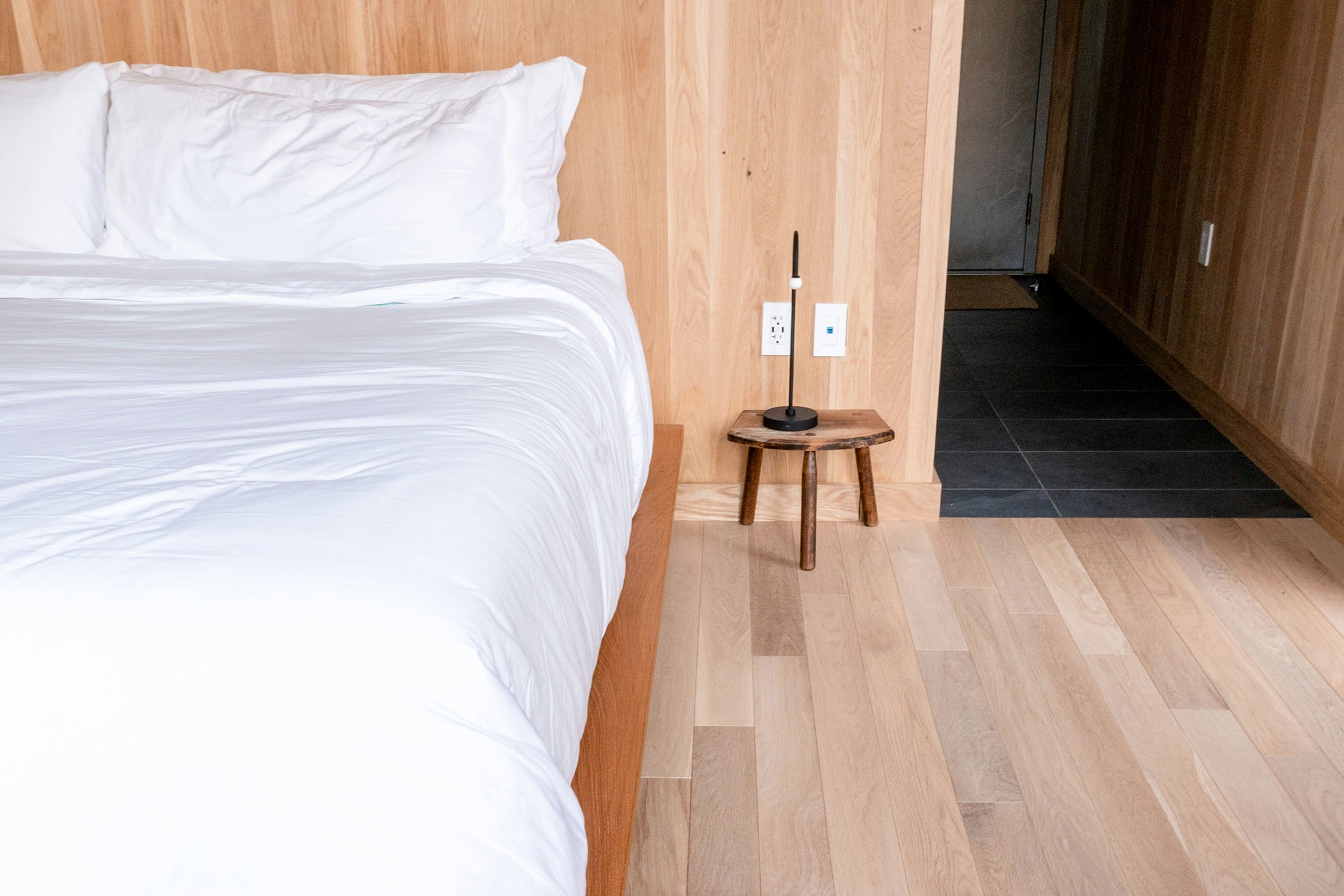 кровать с матрасом в спальне