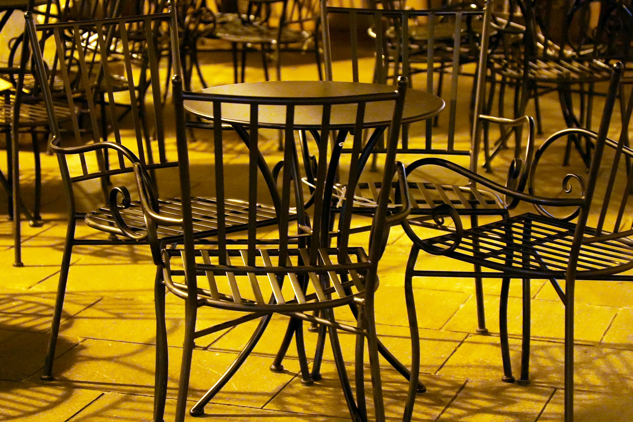 кованая мебель в саду