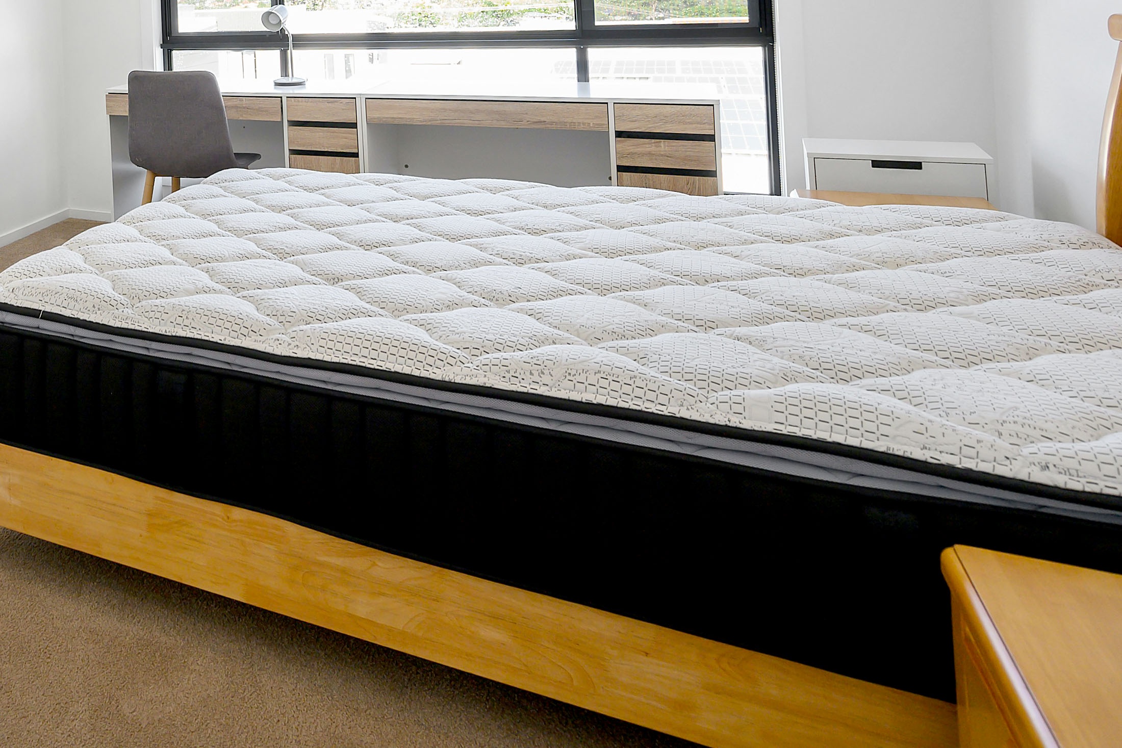 кровать с матрасом в спальне