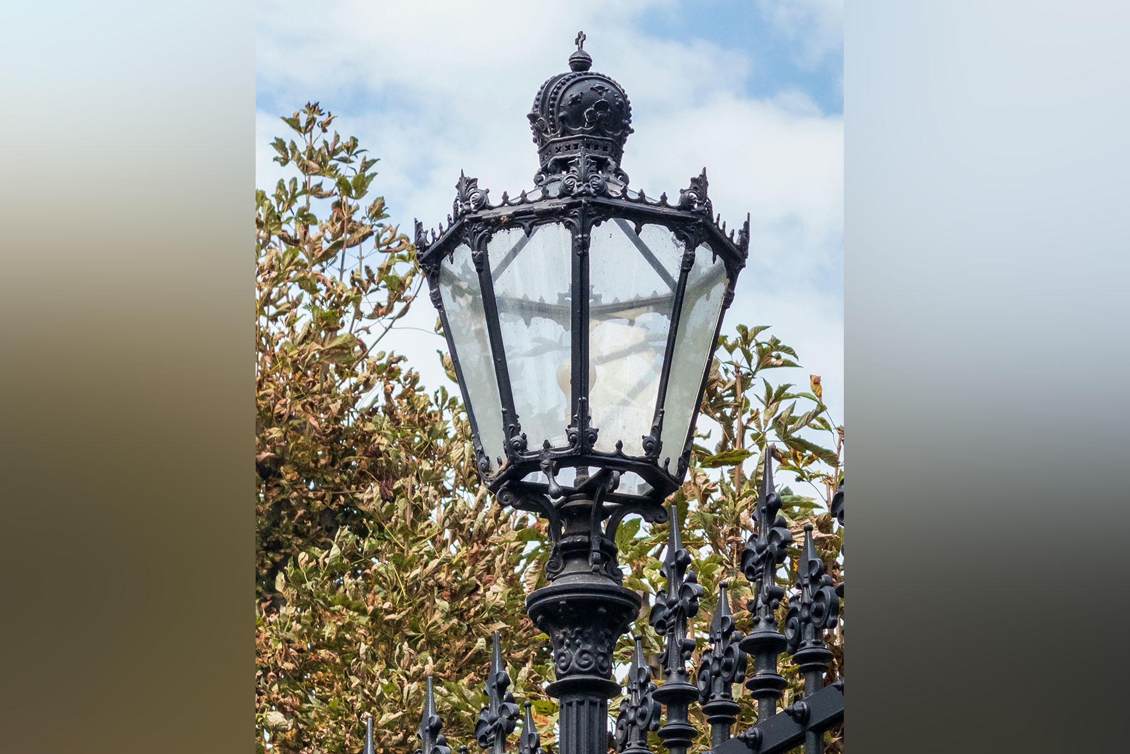 кованая мебель в саду фонарь