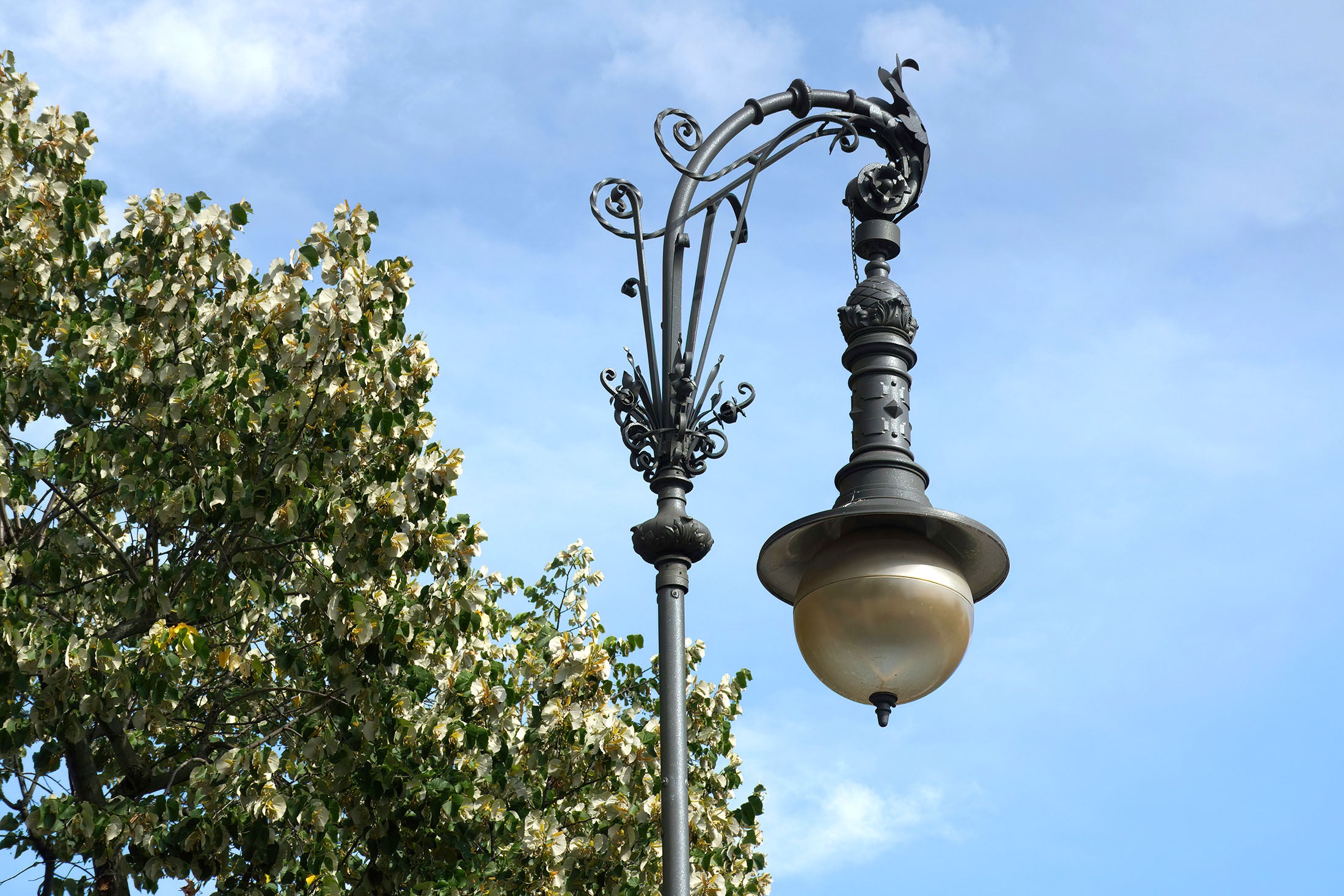 кованая мебель в саду фонарь