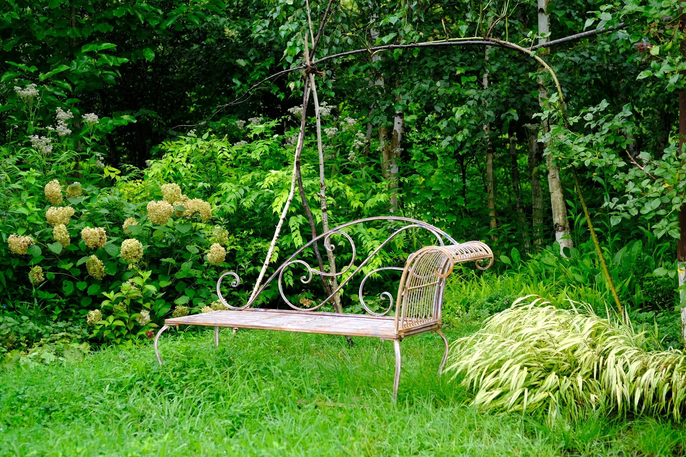 кованая мебель в саду скамья