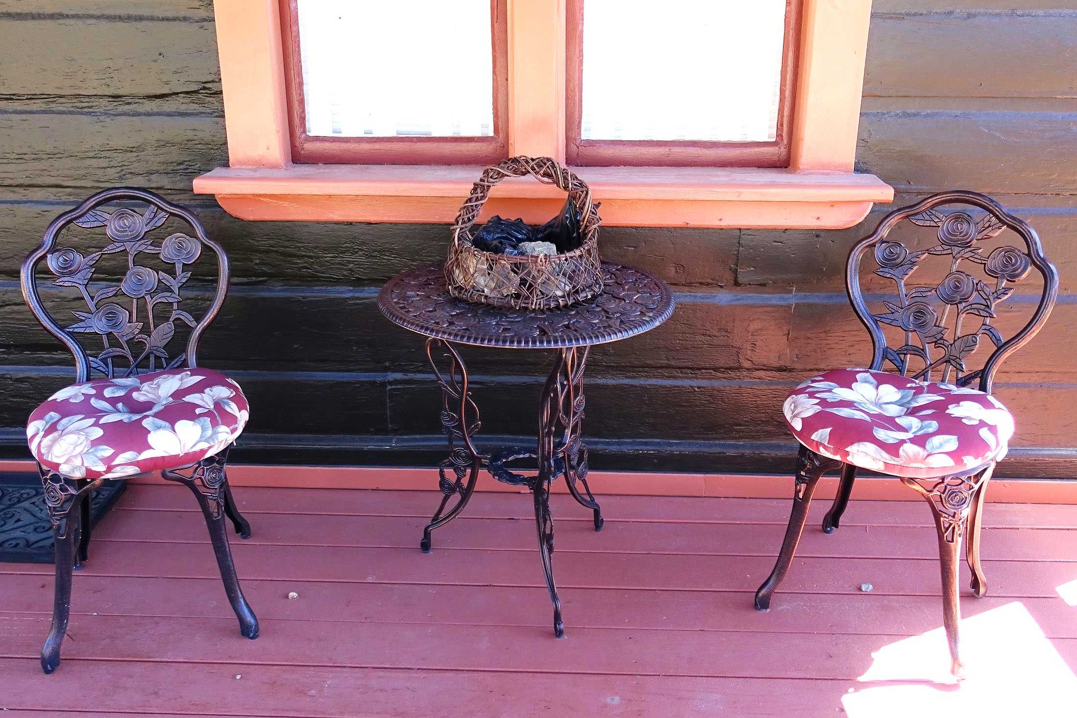 кованая мебель в саду у дома