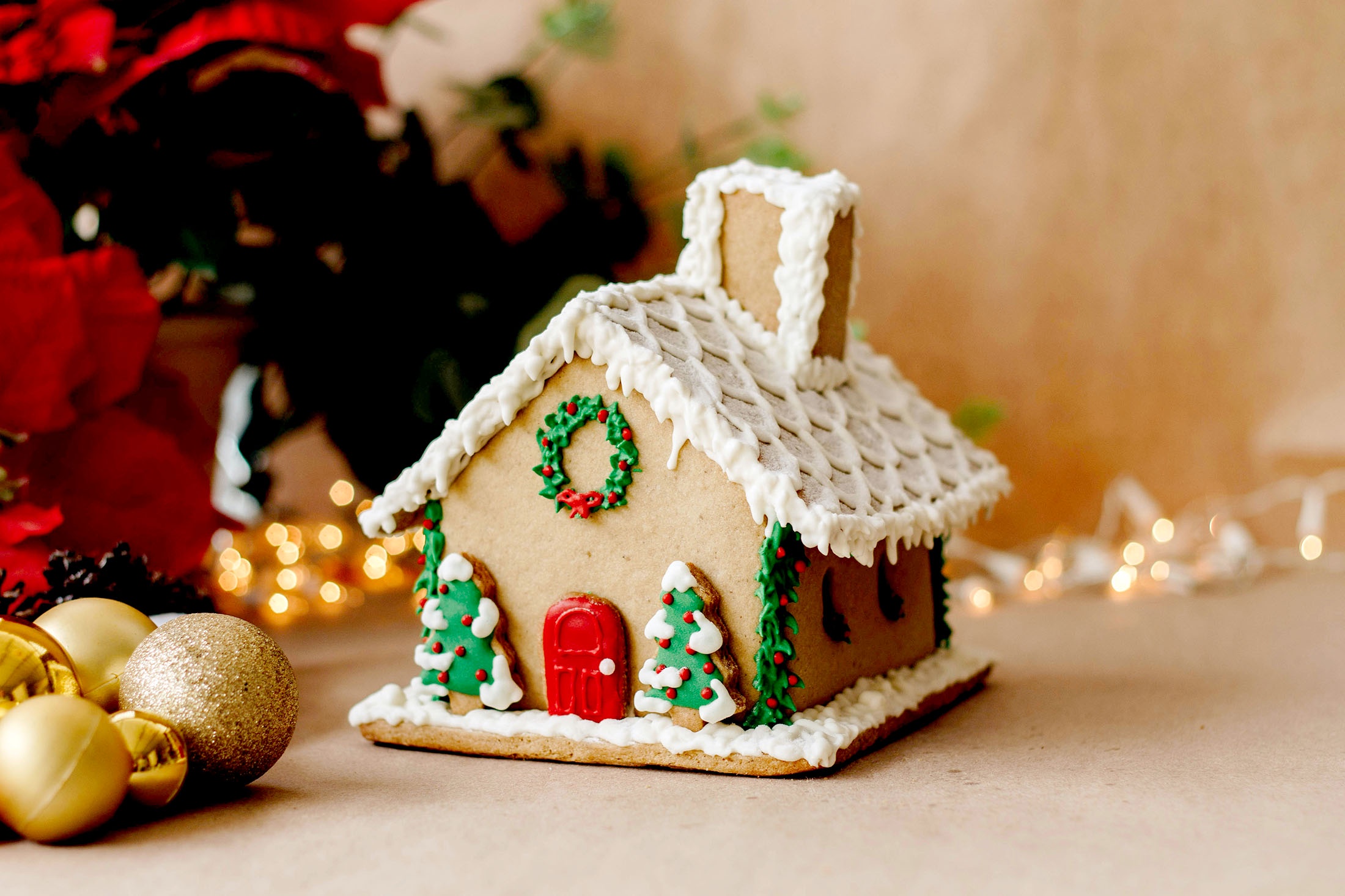 из имбирного печенья (пипаркакку) сооружают съедобные "домики"