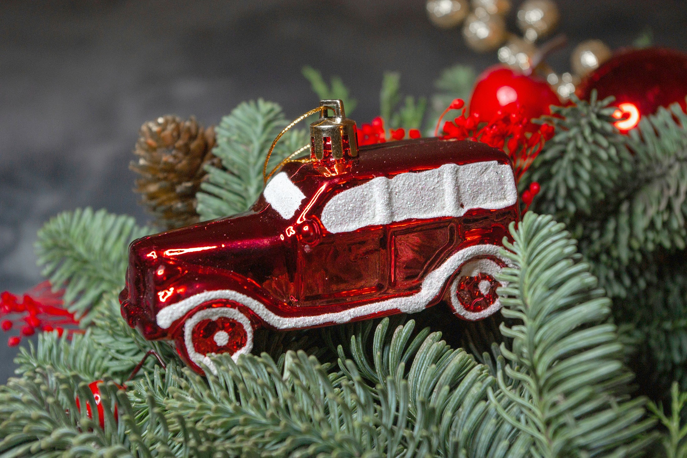 елка украшена машинкой