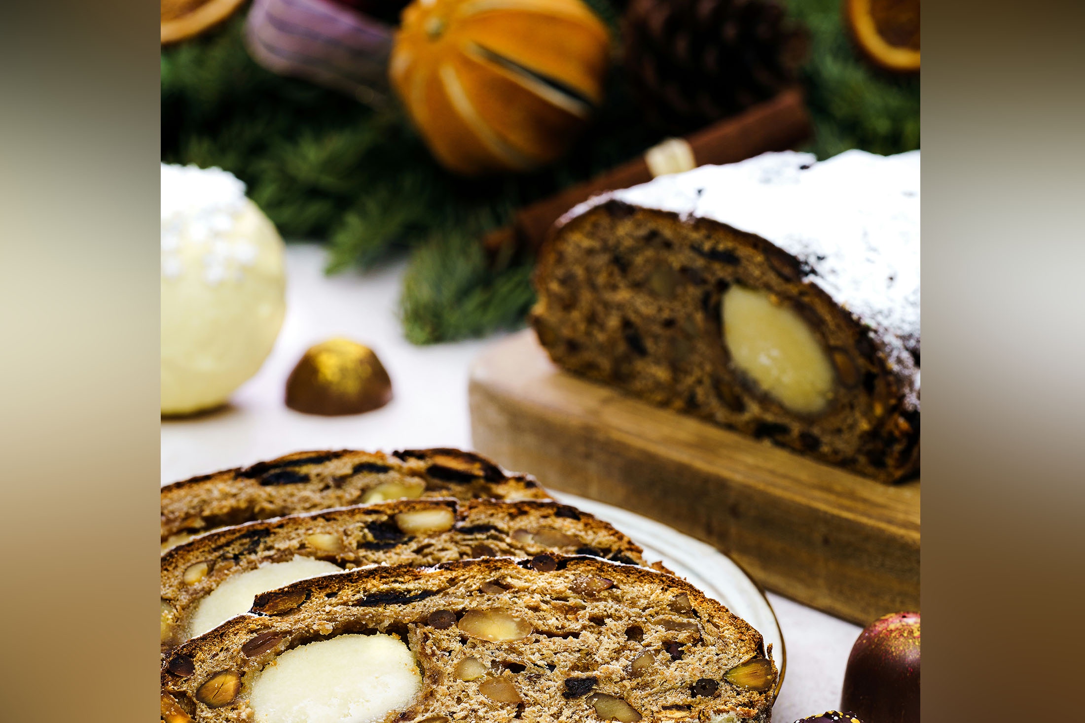 Штоллен - традиционная немецкая рождественская выпечка из дрожжевого сдобного теста с изюмом