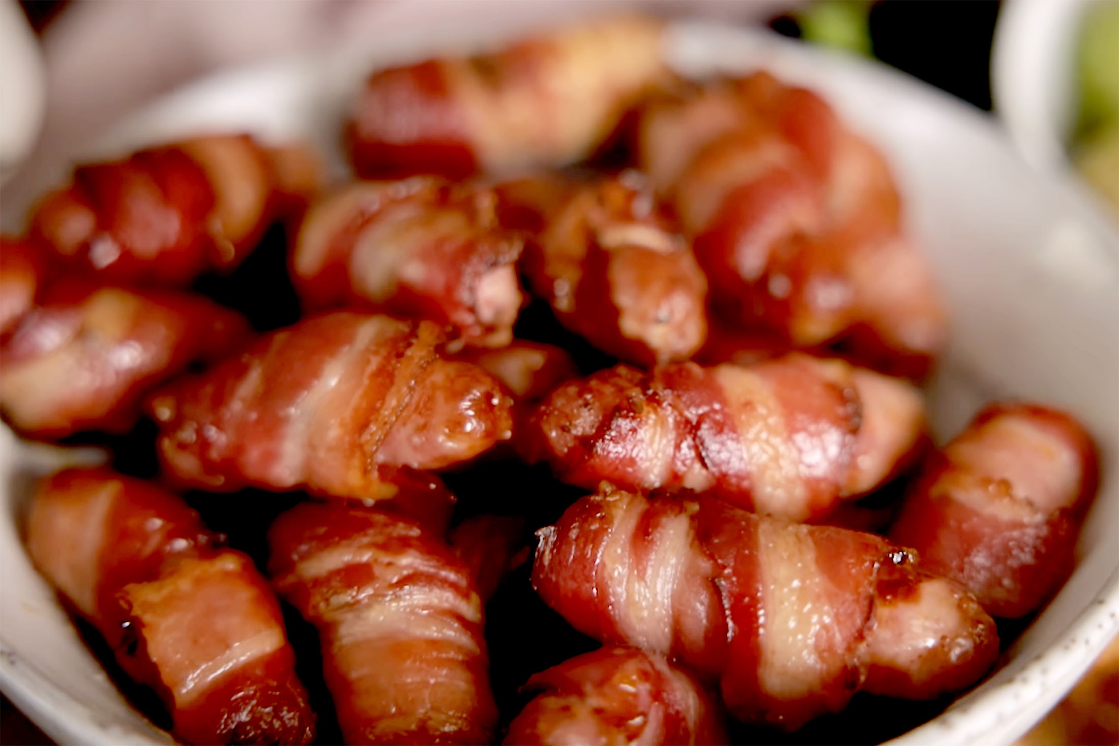 сосиски, завернутые в бекон