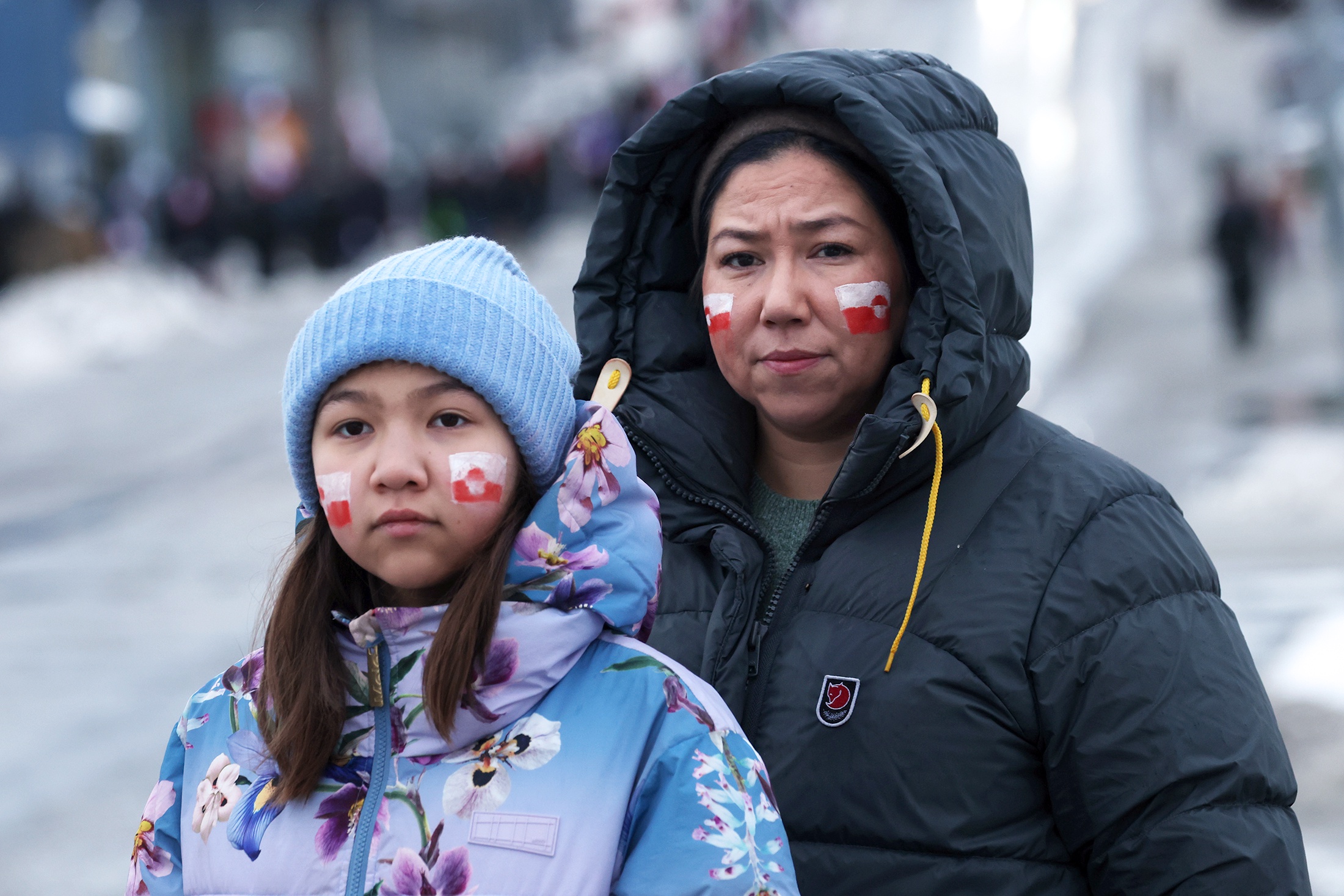 Женщина и девочка - коренные гренландцы.