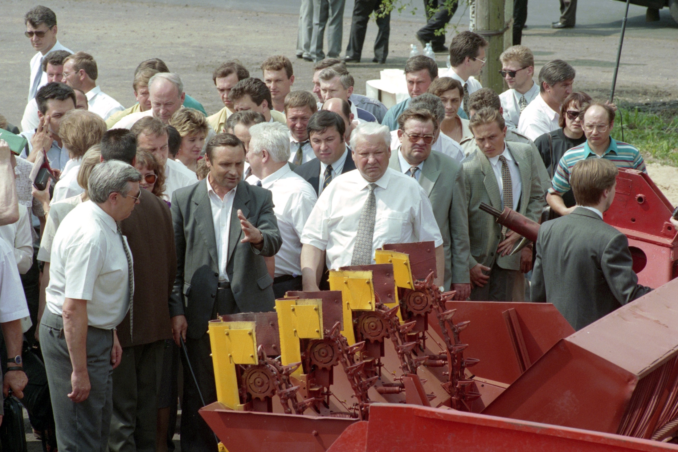 Ельцин на выствке осматривает комбайн