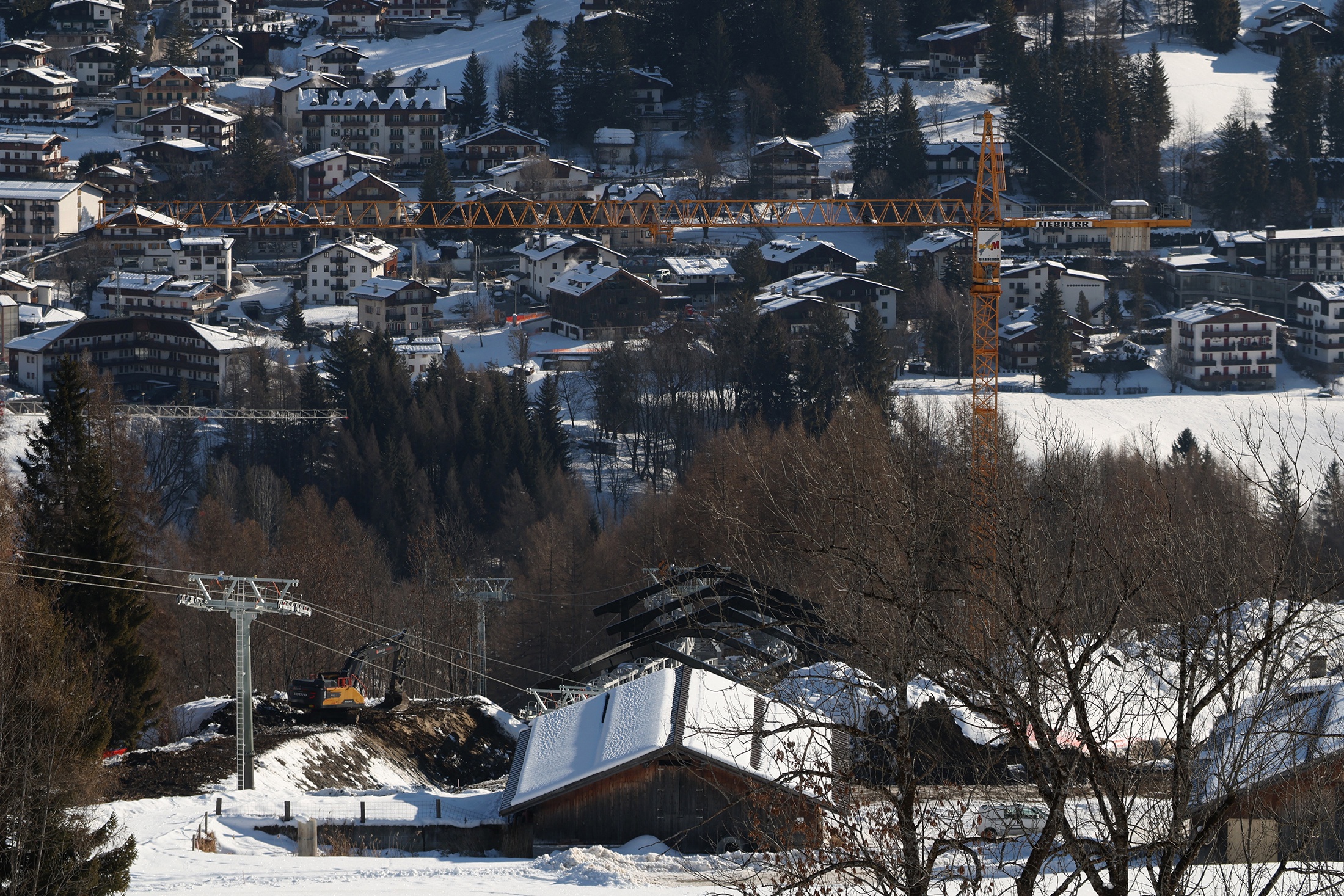 подъемник на фоне горного склона