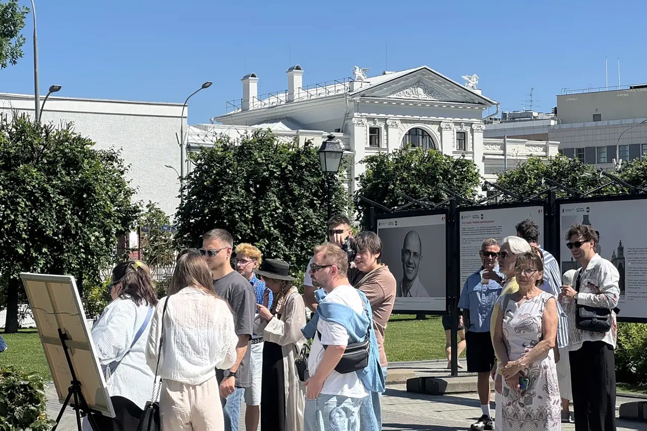 Посетители сада "Эрмитаж" в Москве.