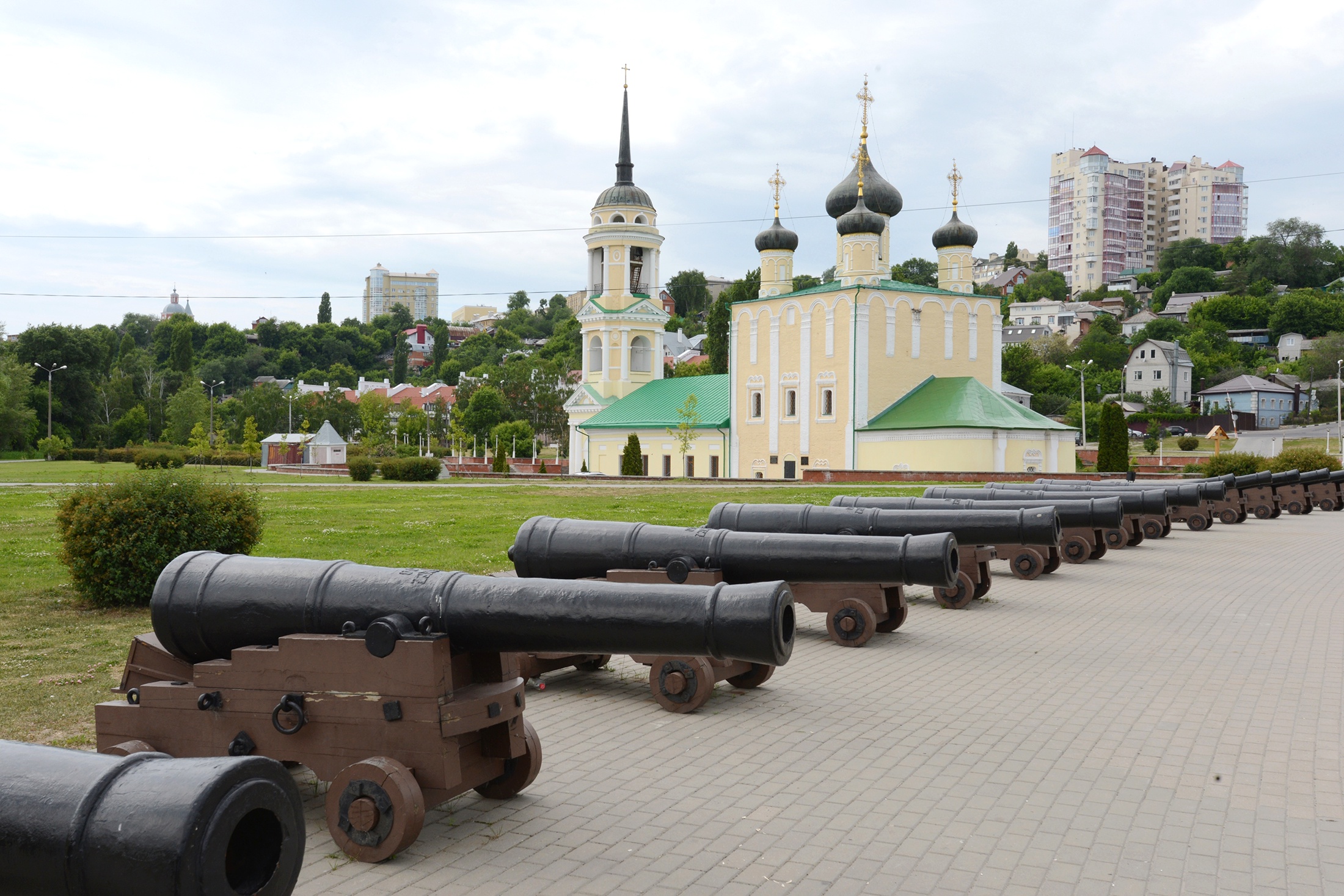 Макеты в натуральную величину корабельных пушек Петровского времени и Успенский Адмиралтейский храм на Адмиралтейской площади Воронежа.