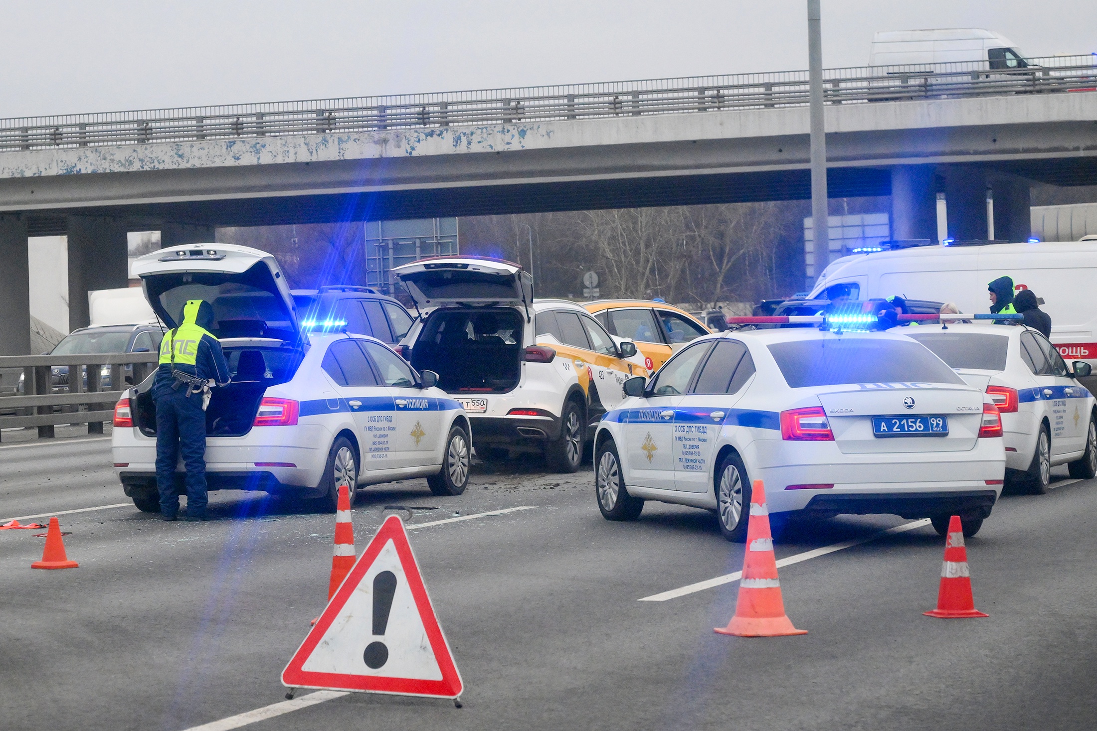 сотрудники ГИБДД на месте аварии
