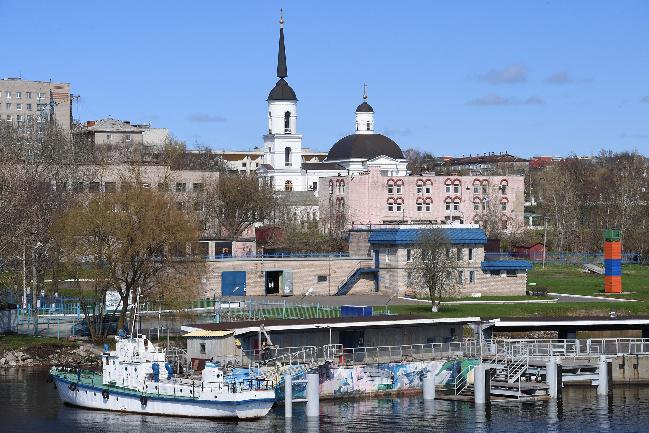 Катер у причала в городе Череповец. На дальнем плане - Храм Рождества Христова.