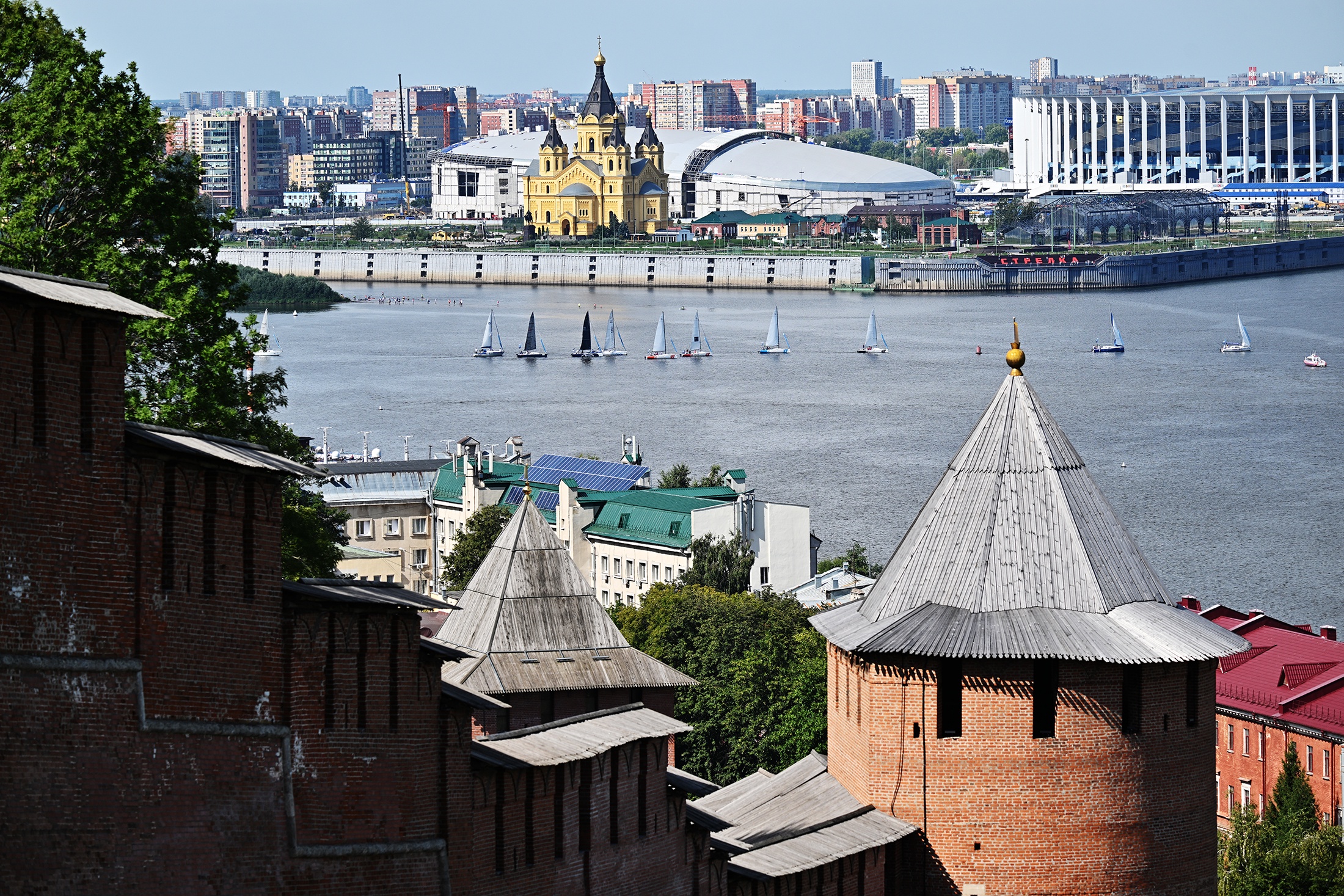 Стены и башня Нижегородского кремля, река Волга, стадион Нижний Новгород, Кафедральный собор во имя Святого Благоверного Князя Александра Невского.