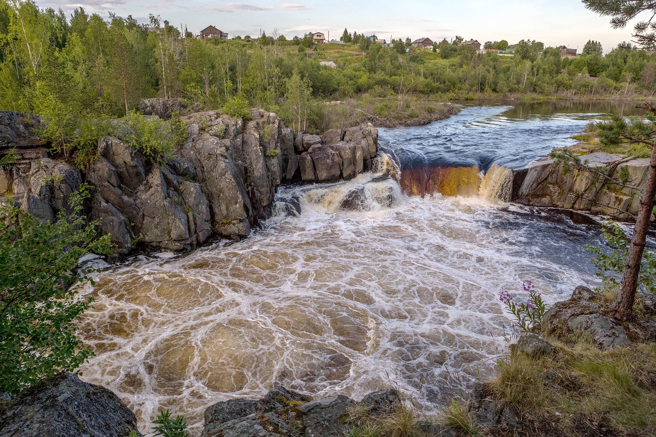 Водопад Воицкий Падун на реке Нижний Выг в Сегежском районе Карелии.