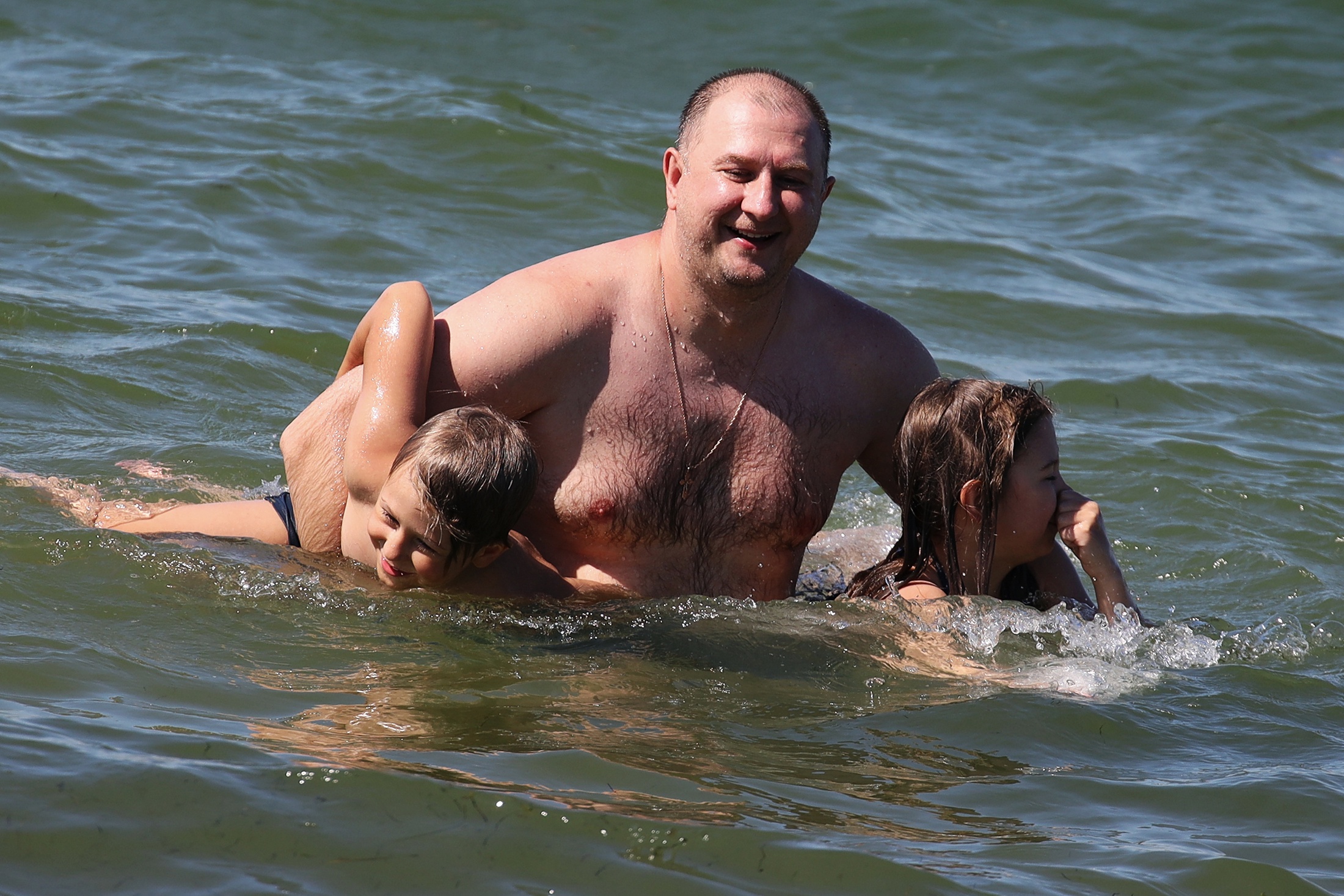 отец с детьми в море