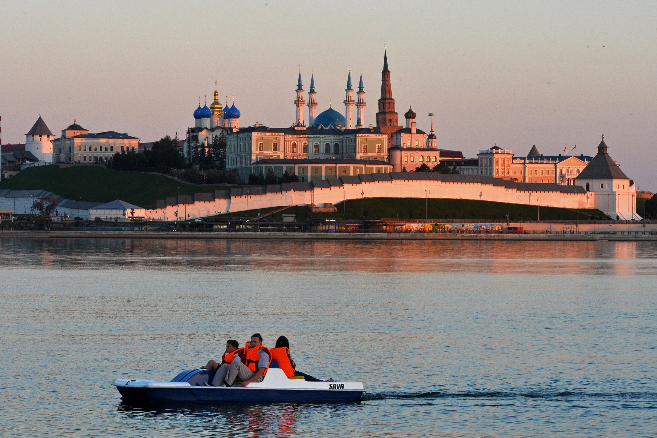 Горожане катаются на водном велосипеде на реке Казанке в Казани.