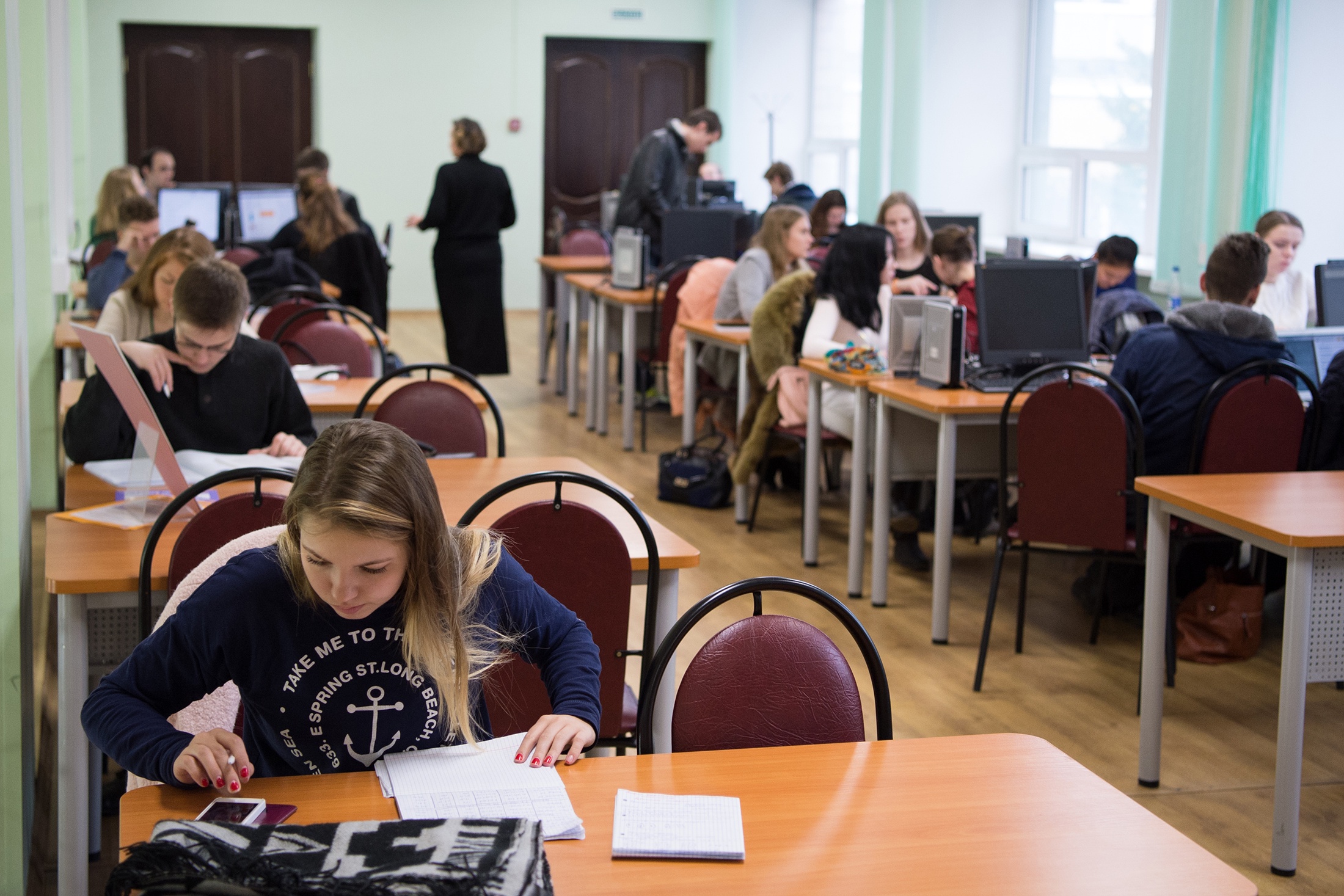 Студенты в библиотеке "МИФИ".