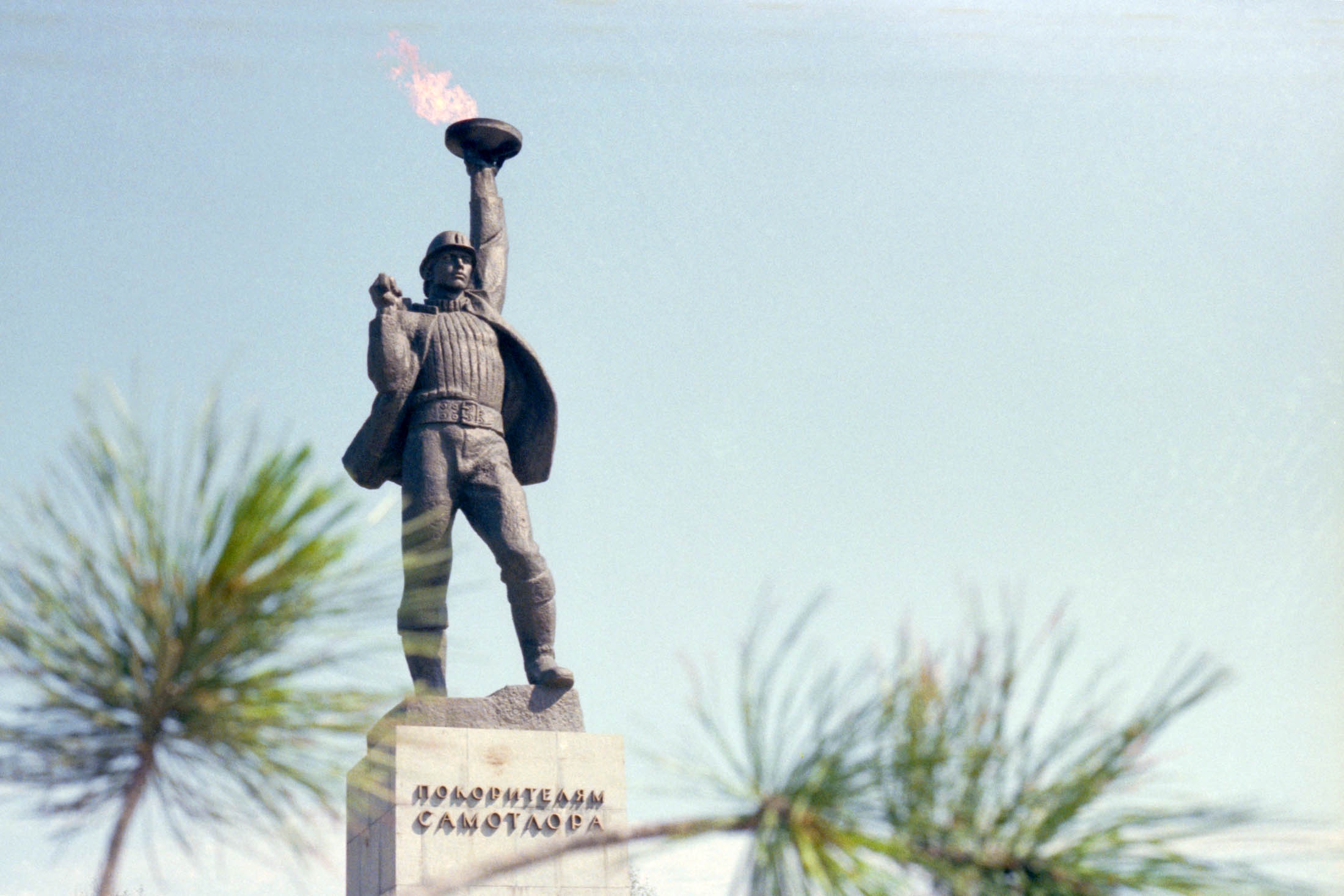 Памятник "Покорителям Самотлора"