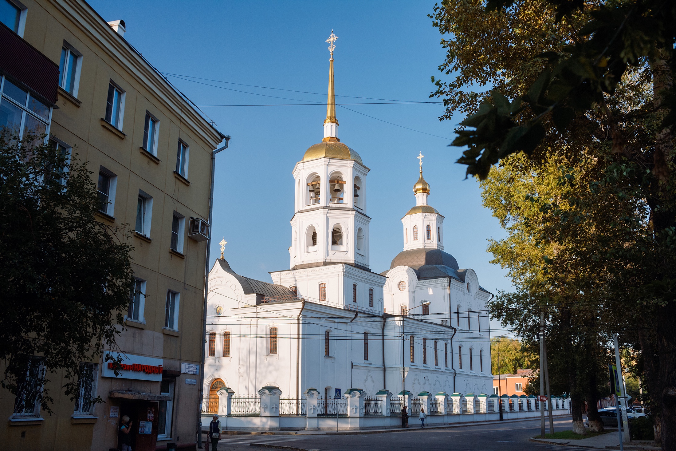Вид на Харлампиевский Михайло-Архангельский храм в Иркутске.