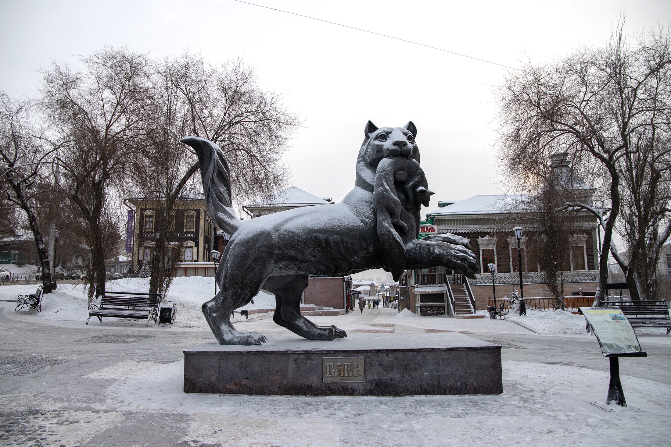 Скульптурное изображение "Бабр" (герб города Иркутск) в зоне исторической застройки Иркутска