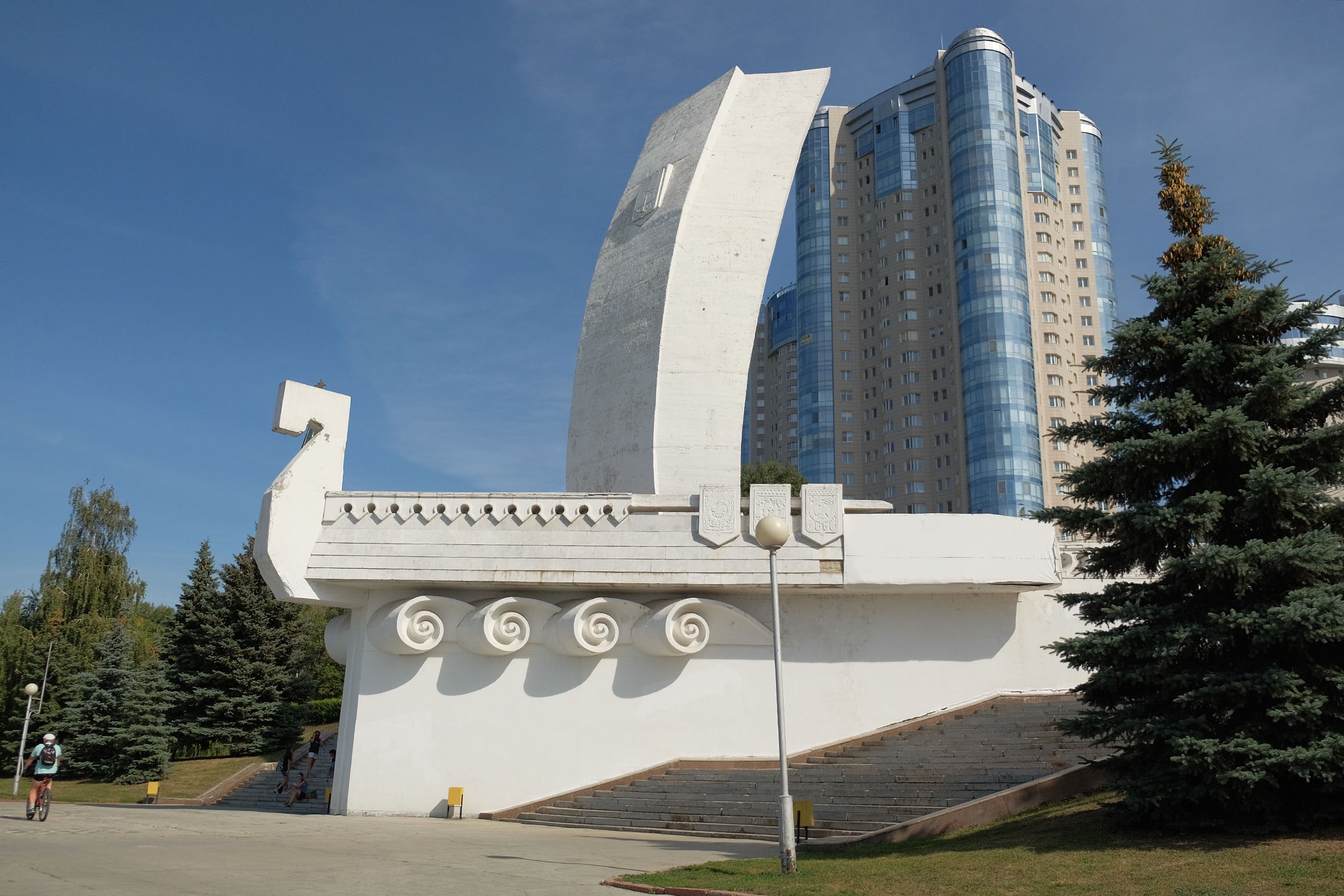 Стела "Ладья" на набережной в Самаре.