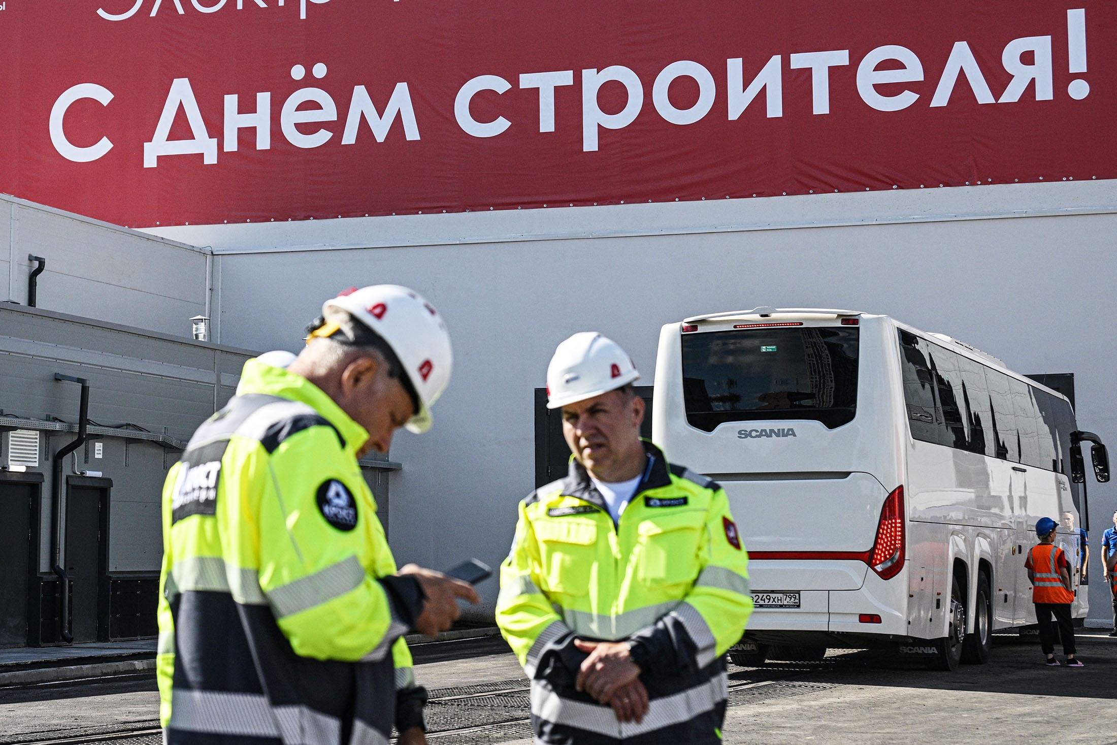 строители