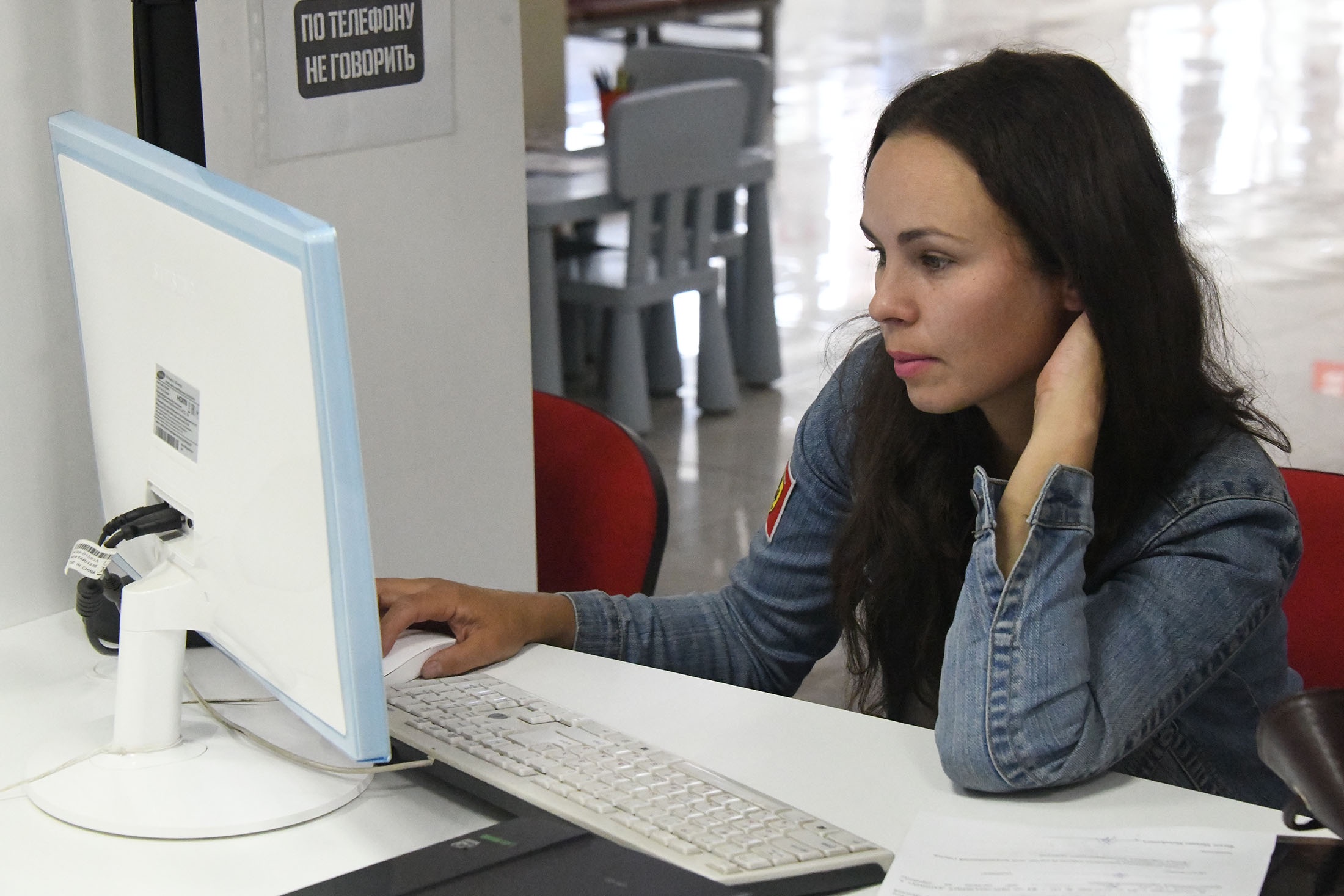 девушка за работой