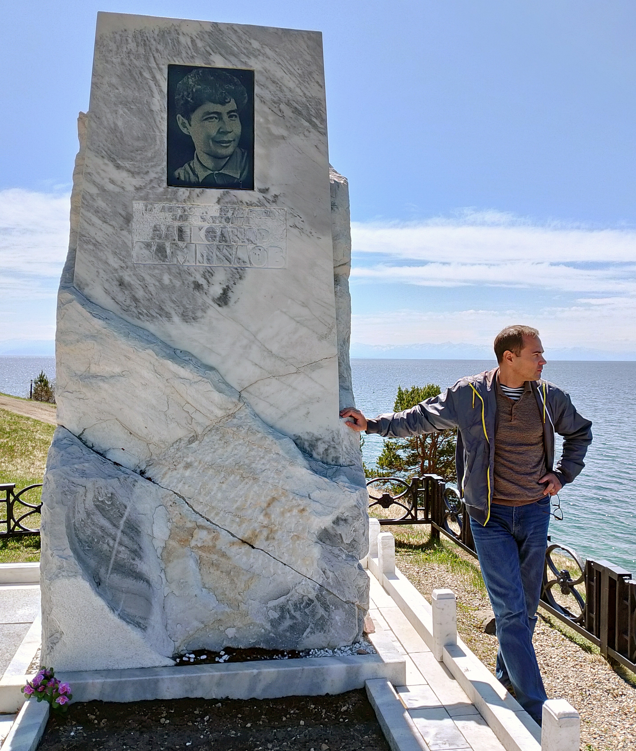 Василий Авченко стоит у памятника Вампилову - мраморной стелы с портретом писателя - в Черемхово.