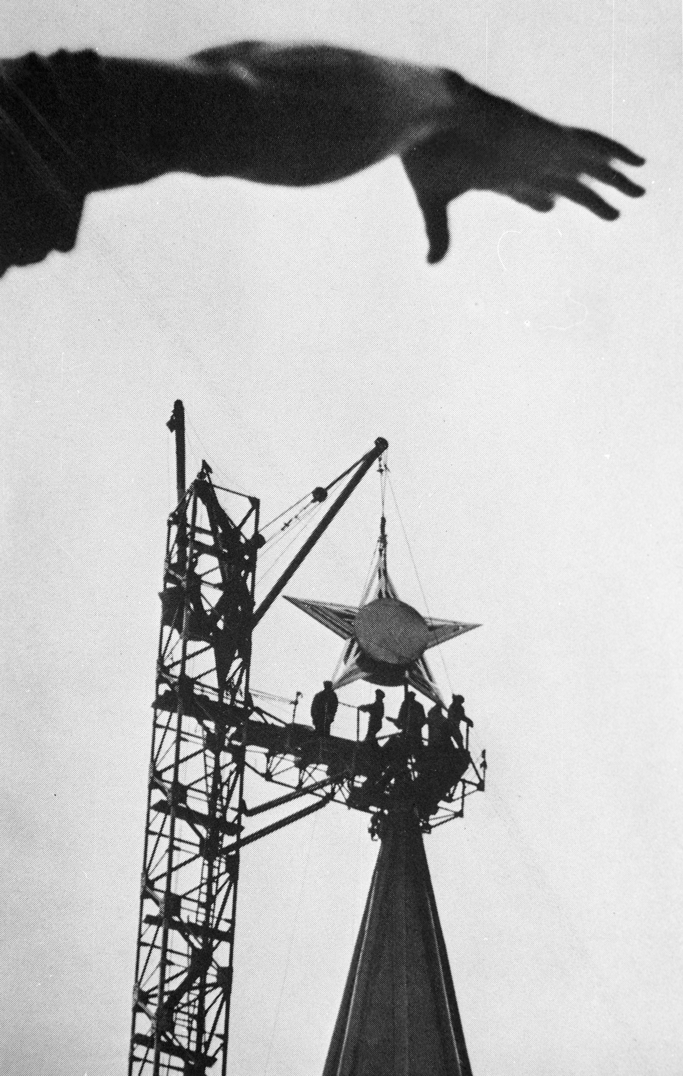Установка звезды на Спасской башне Кремля. 1935