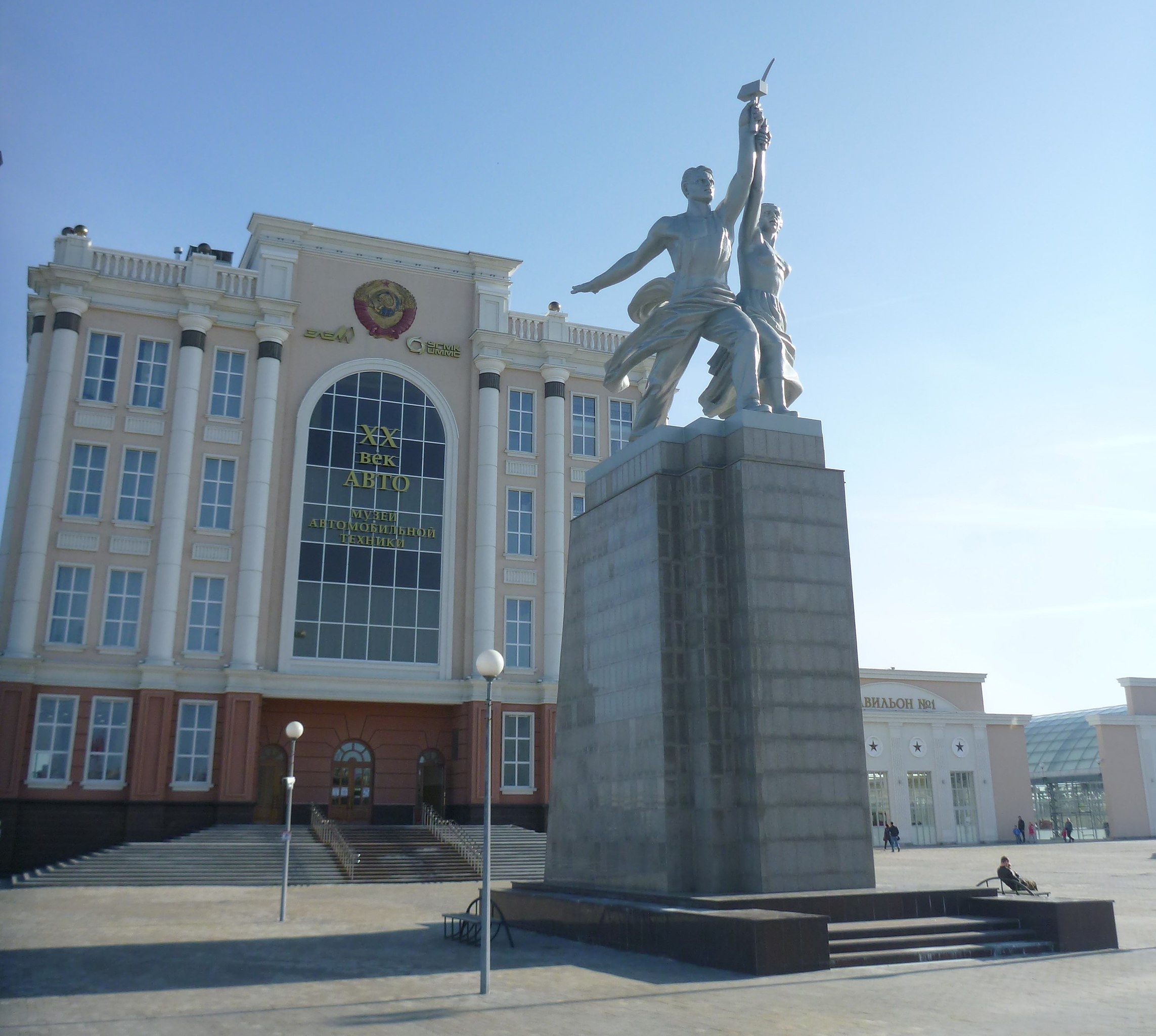 Копия "Рабочего и колхозницы"  в Верхней Пышме