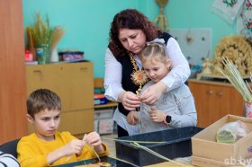 Российских школьников научат играть в лапту, а белорусских - плести солому