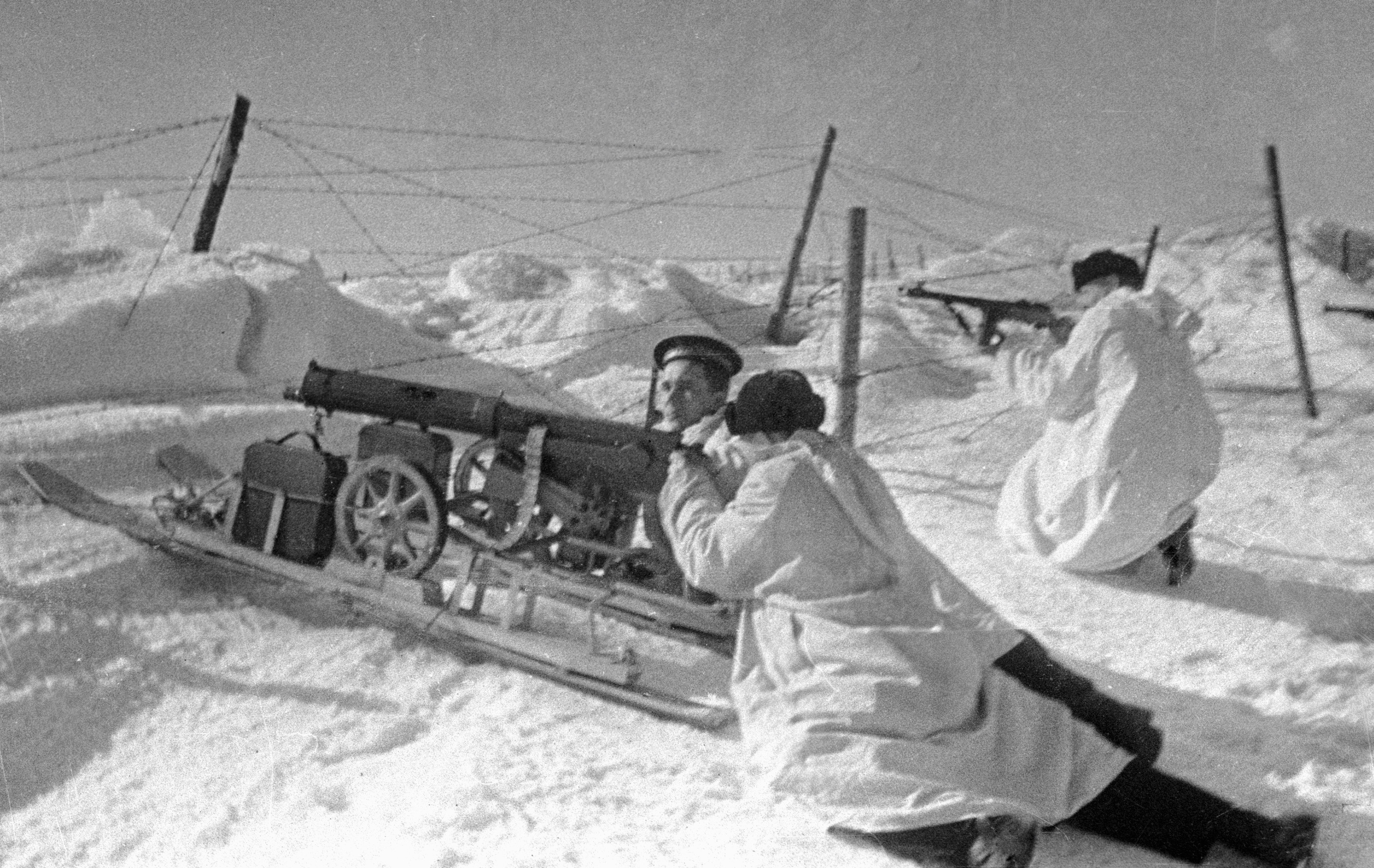 Пулеметчики на линии обороны на льду Финского залива. 1942