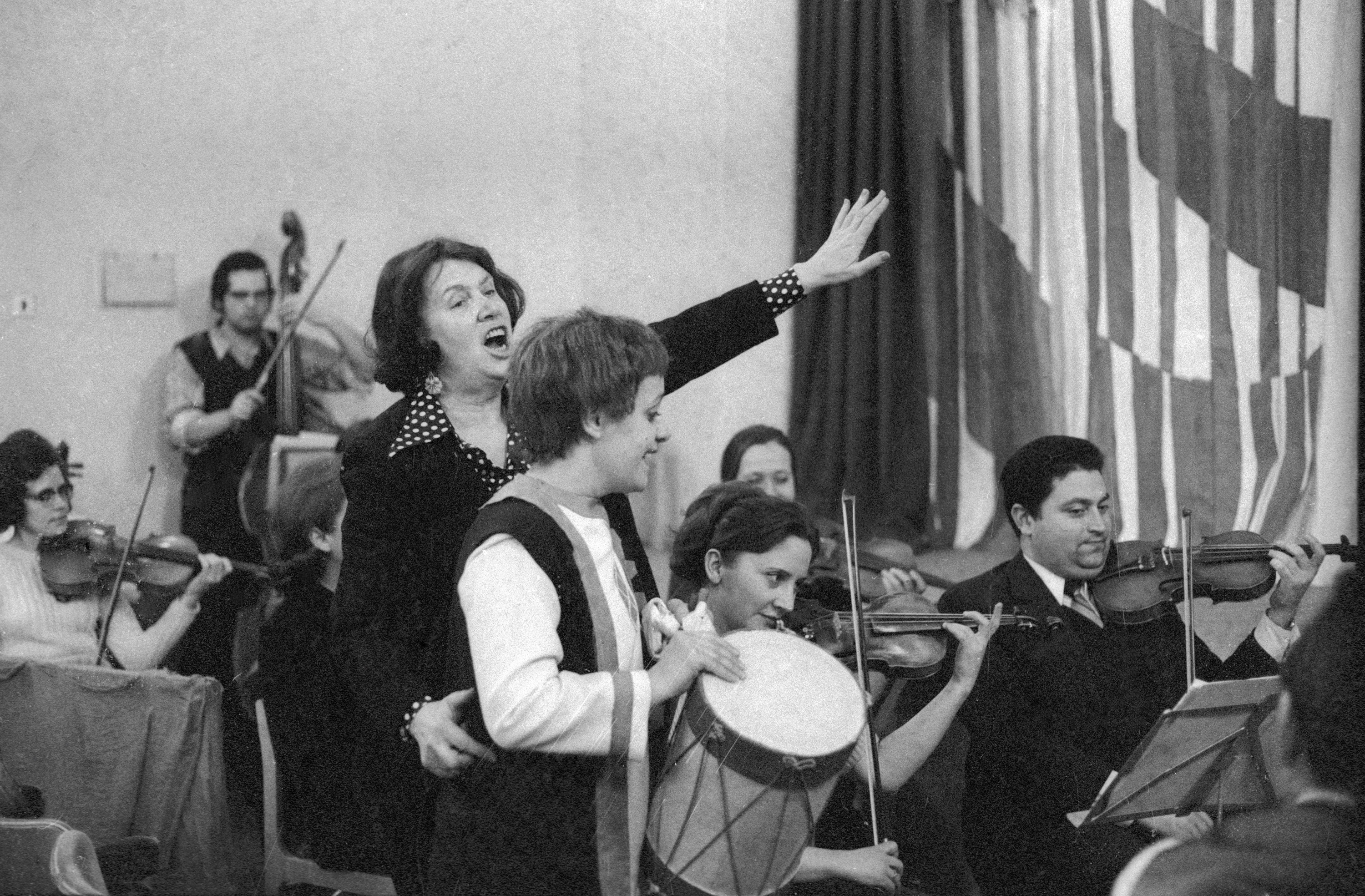 Главный режиссер театра Наталья Сац на оркестровой репетиции. 1974