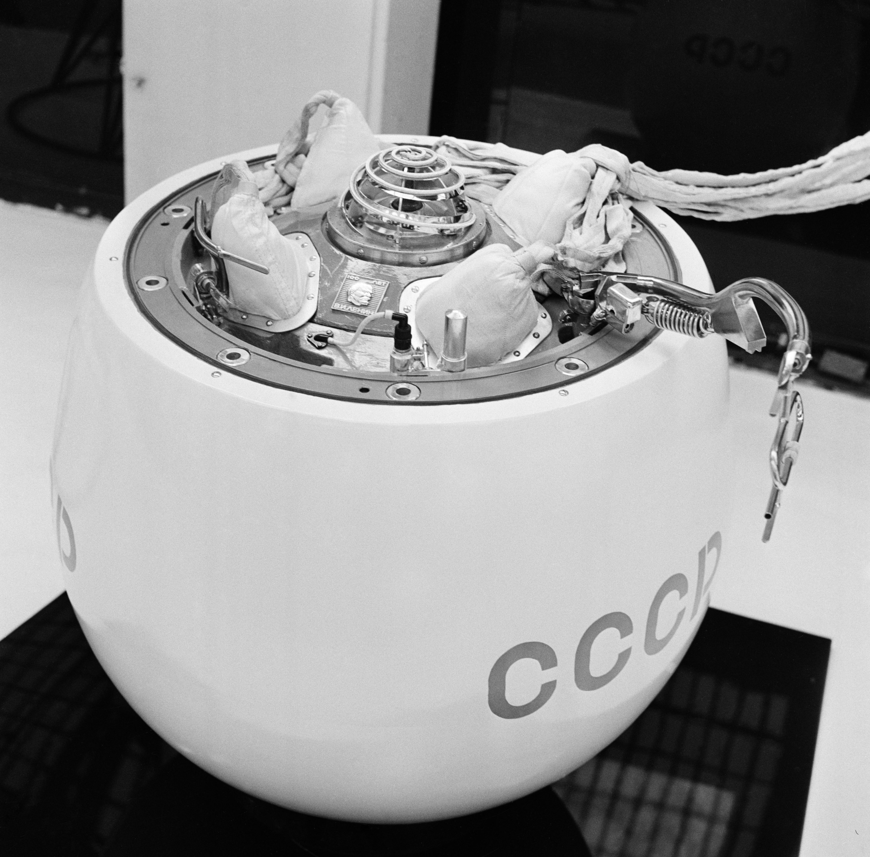 Спускаемый аппарат межпланетной автоматической станции "Венера-7"